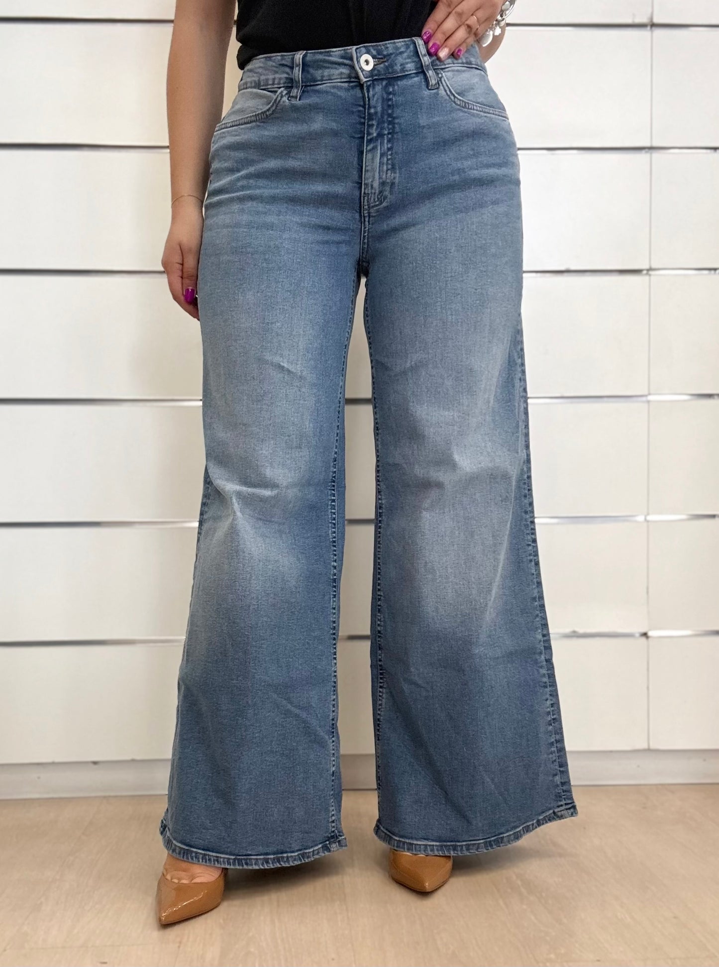 Jeans a gamba larga lavaggio chiaro di ICHI con vita alta e dettagli moderni