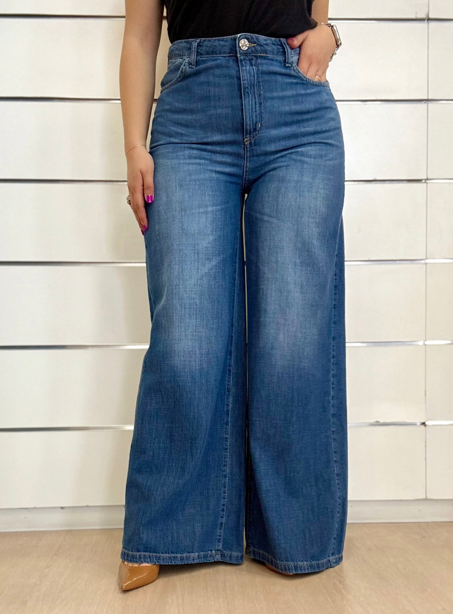 Jeans a palazzo vita alta in denim blu con vestibilità comoda e stile alla moda