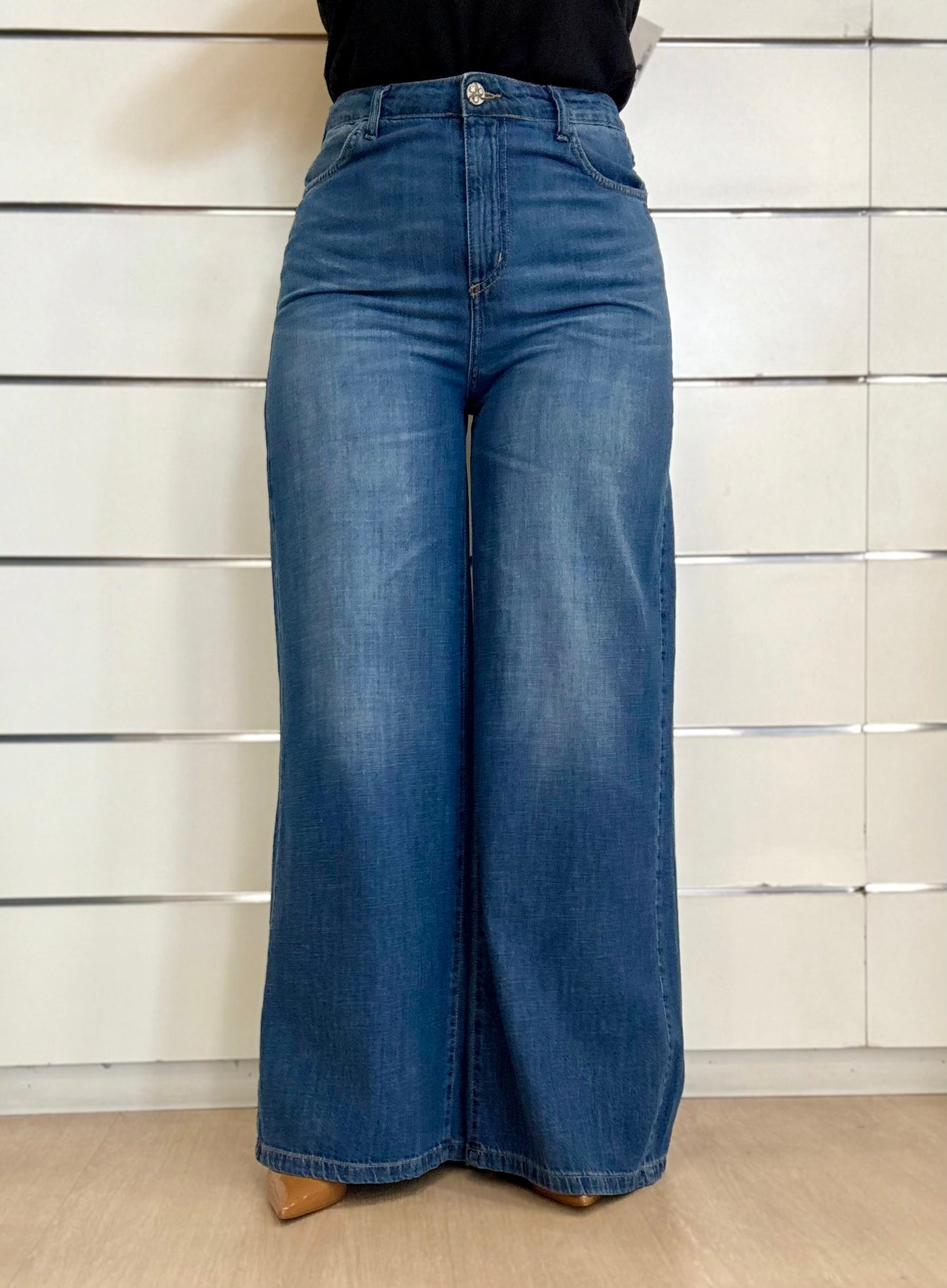 Jeans a palazzo vita alta in denim blu chiaro con taglio ampio e vestibilità comoda