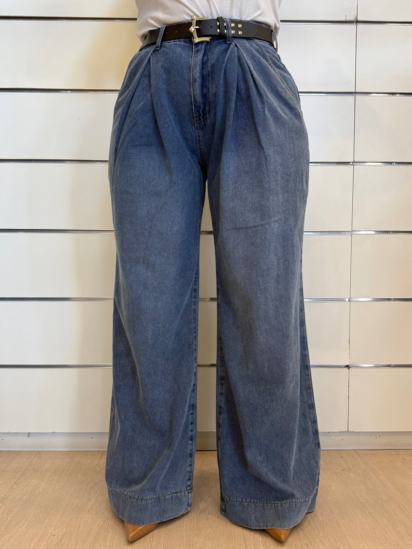 Jeans ampio con cintura di Molly Bracken, eleganti e comodi per un look alla moda
