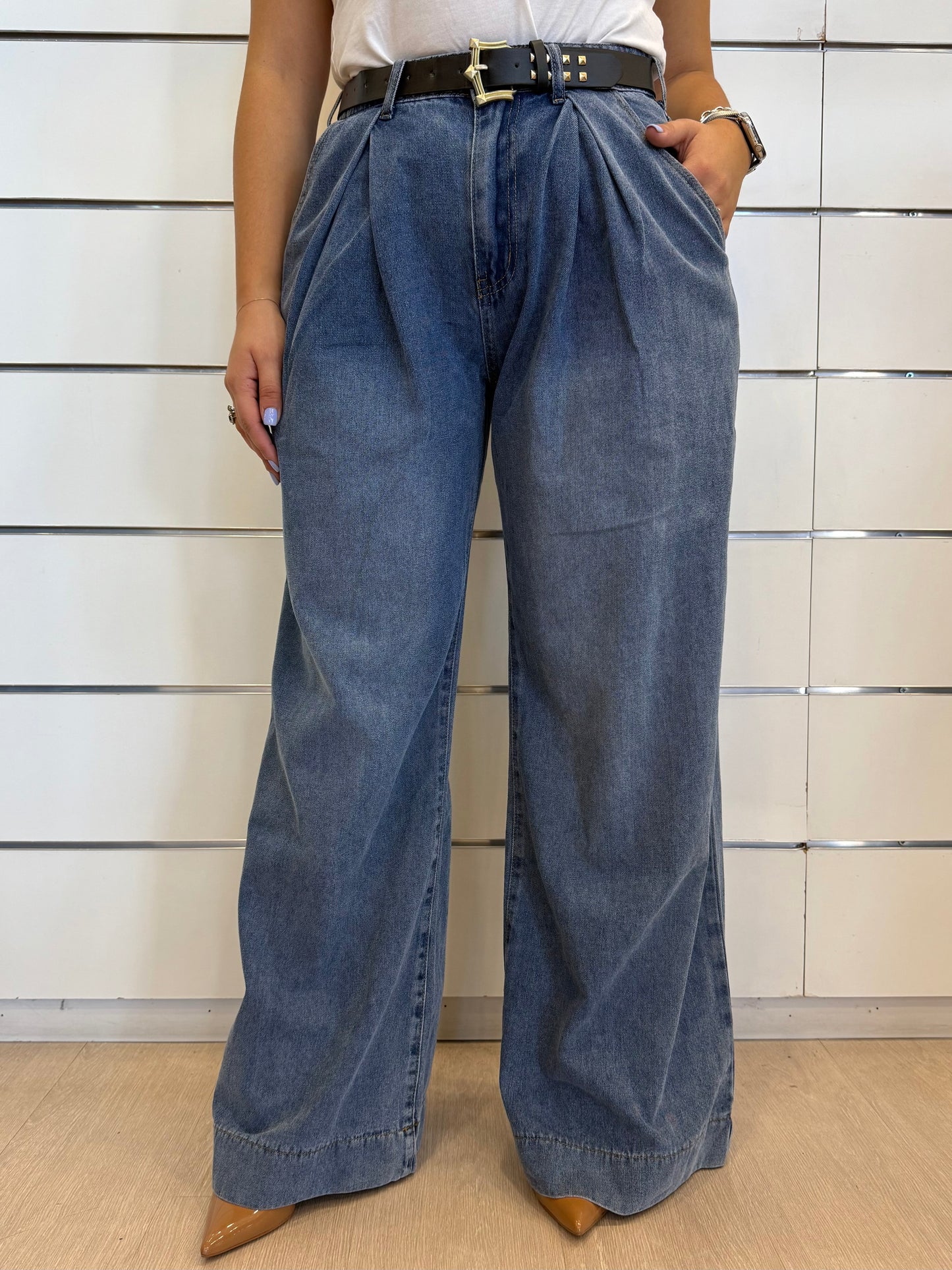 Jeans ampio con cintura di Molly Bracken, design comodo e alla moda con tasche e vita alta