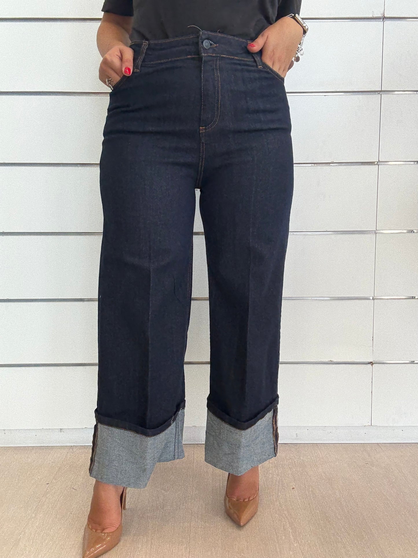 Jeans con risvolto alto di ECO in denim blu scuro con orlo a contrasto e taglio moderno