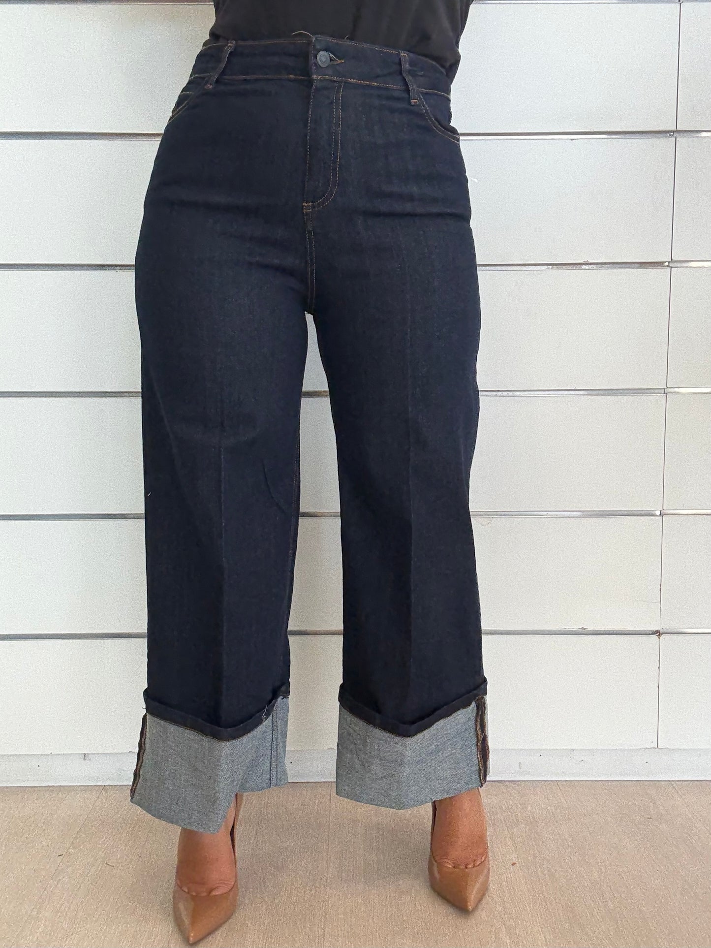 Jeans con risvolto alto ECO in denim scuro con orlo grigio e taglio ampio