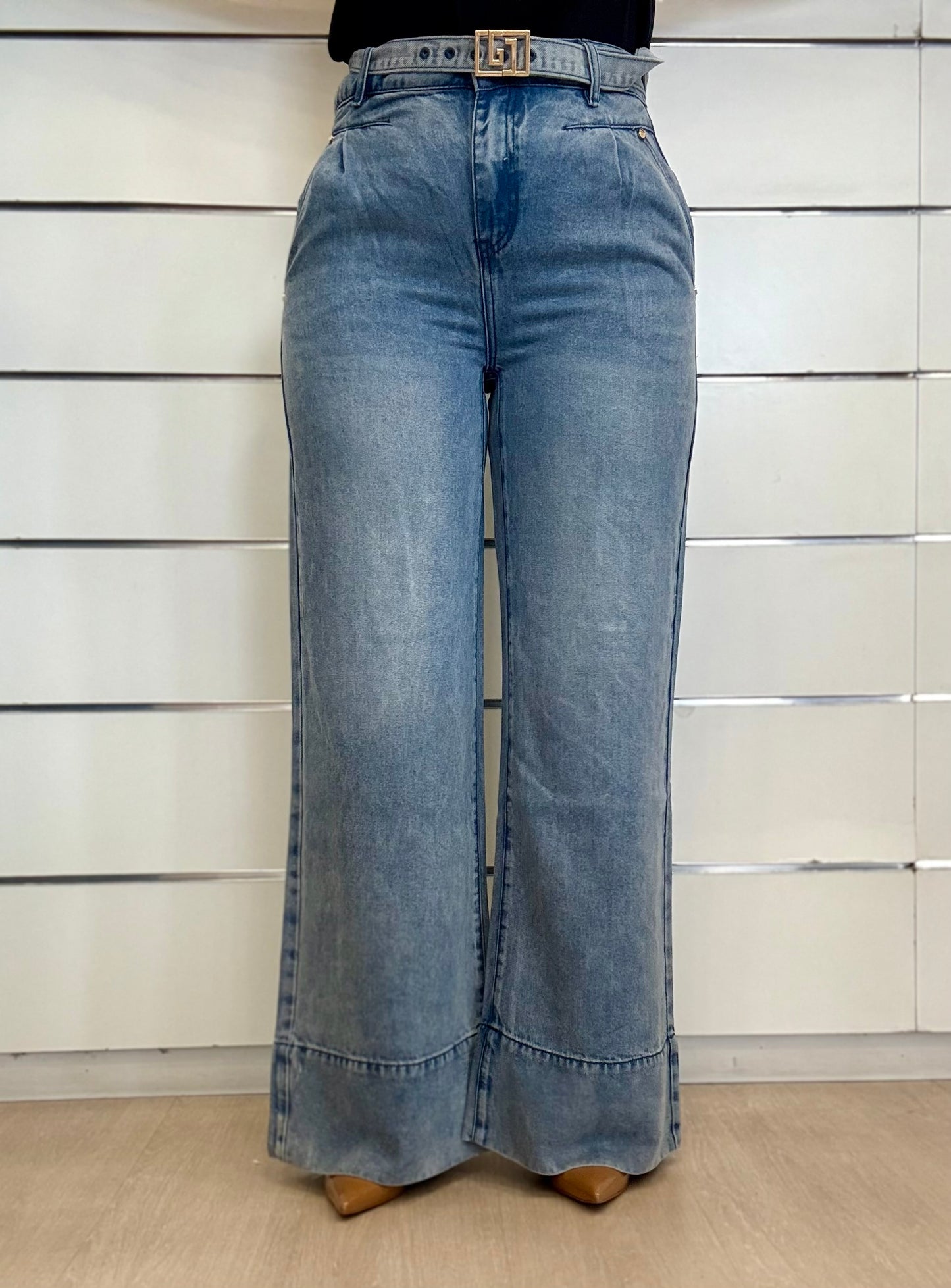 Jeans da donna a palazzo con fibbia logata di Gaudì in denim chiaro, perfetti per look chic e alla moda