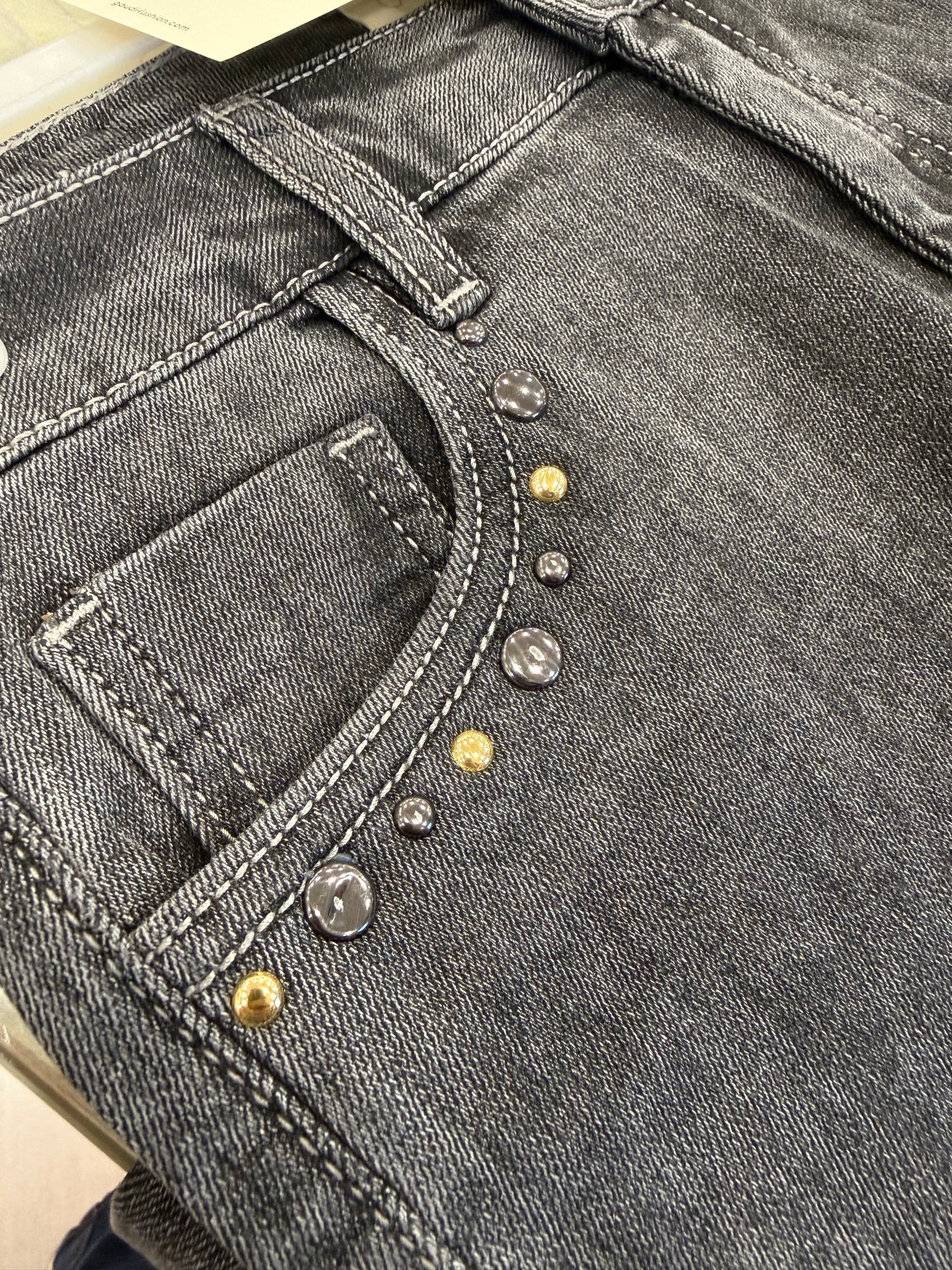 Jeans da donna con borchie Grigio di Gaudì con dettagli di borchie sul taschino