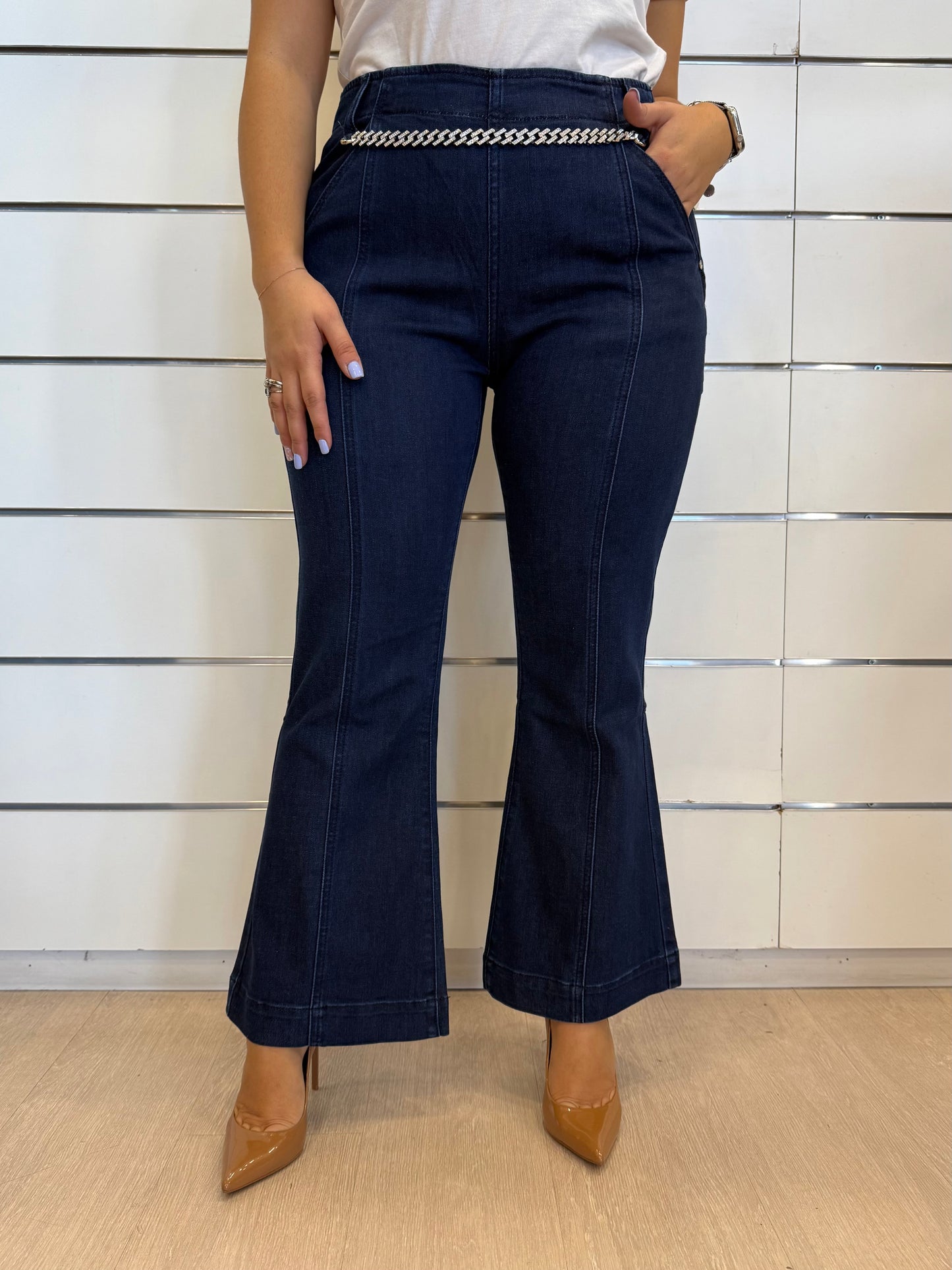 Jeans da donna cropped con catena di Gaudì, in denim scuro a zampa d'elefante per uno stile elegante