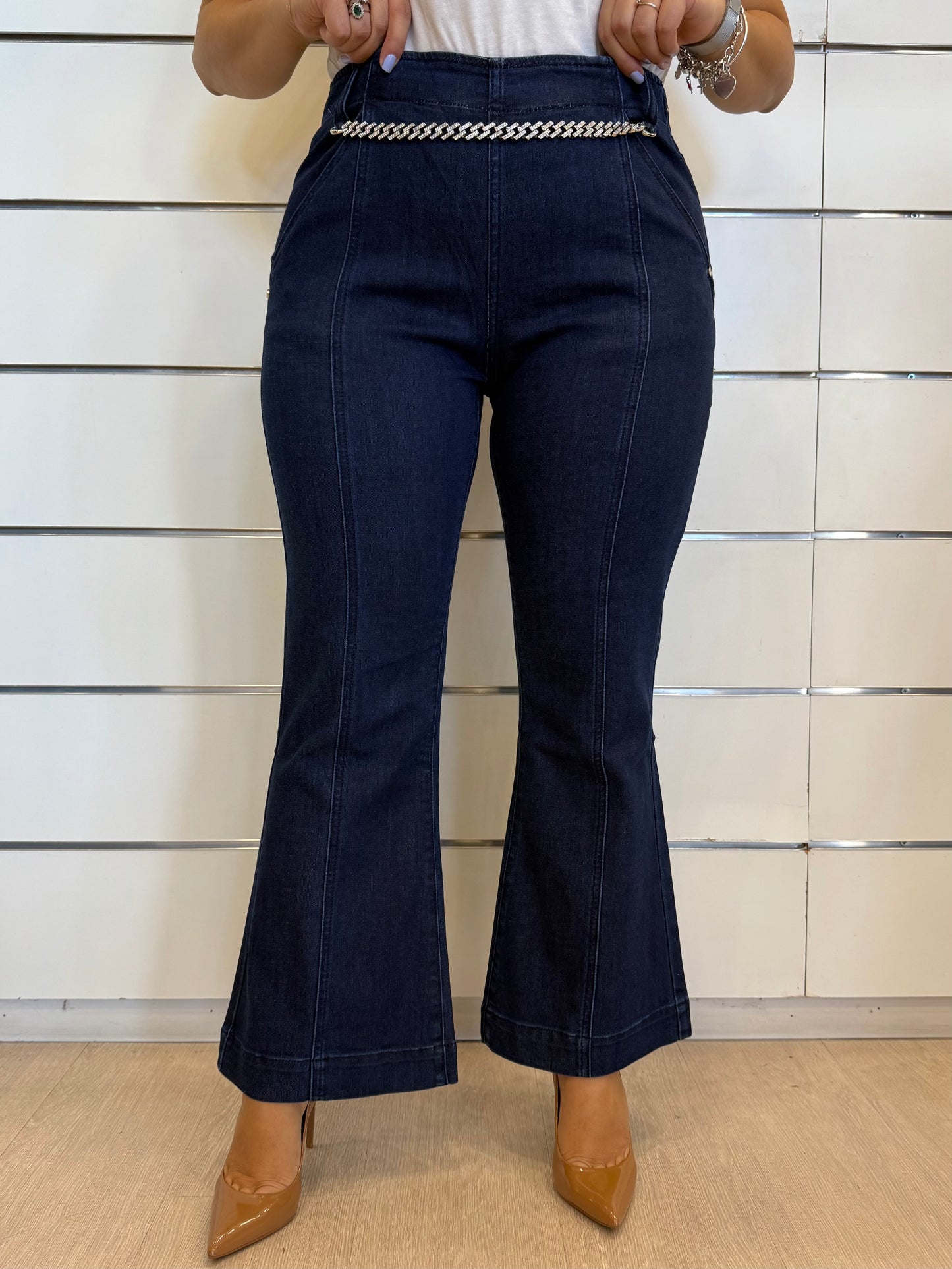 Jeans da donna cropped con catena di Gaudì in denim blu scuro con vita alta e gamba flare