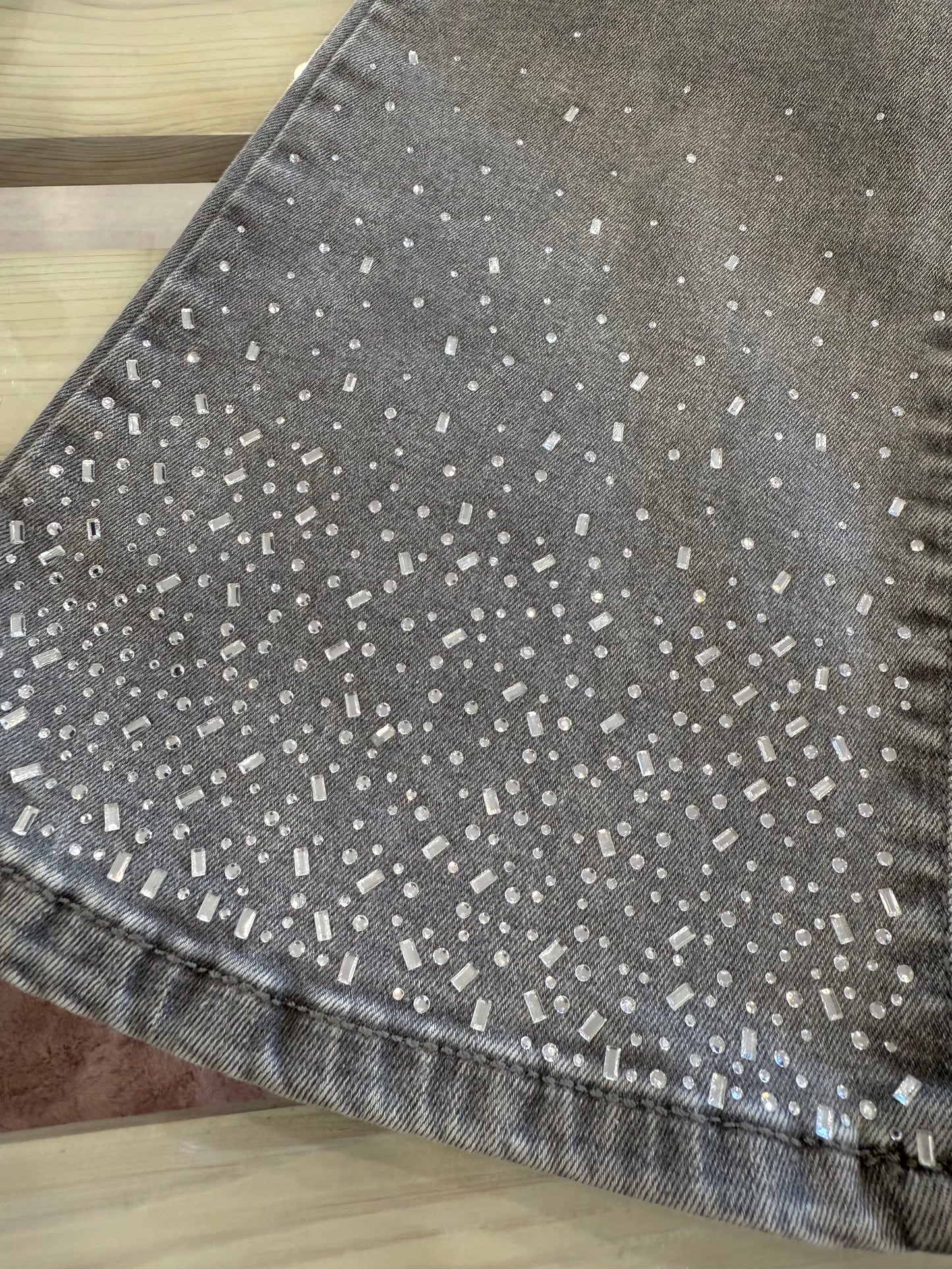 Jeans da donna cropped in cotone used con strass grigi e dettagli brillanti di Gaudì