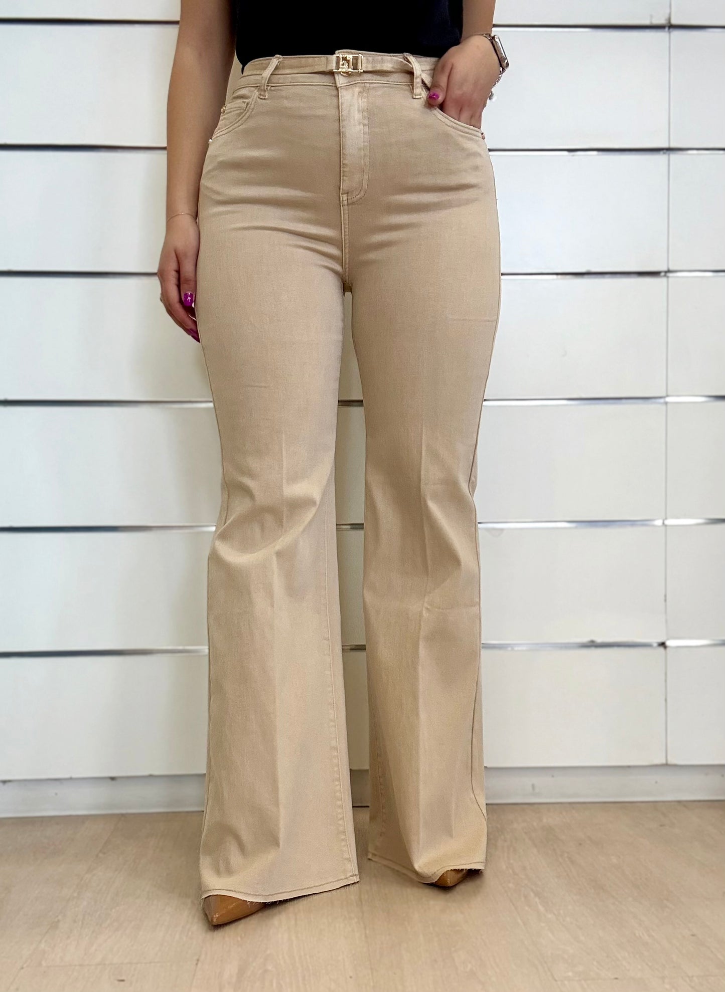 Jeans da donna flare bootcut con cintura in colore beige, perfetti per abbinamenti casual.