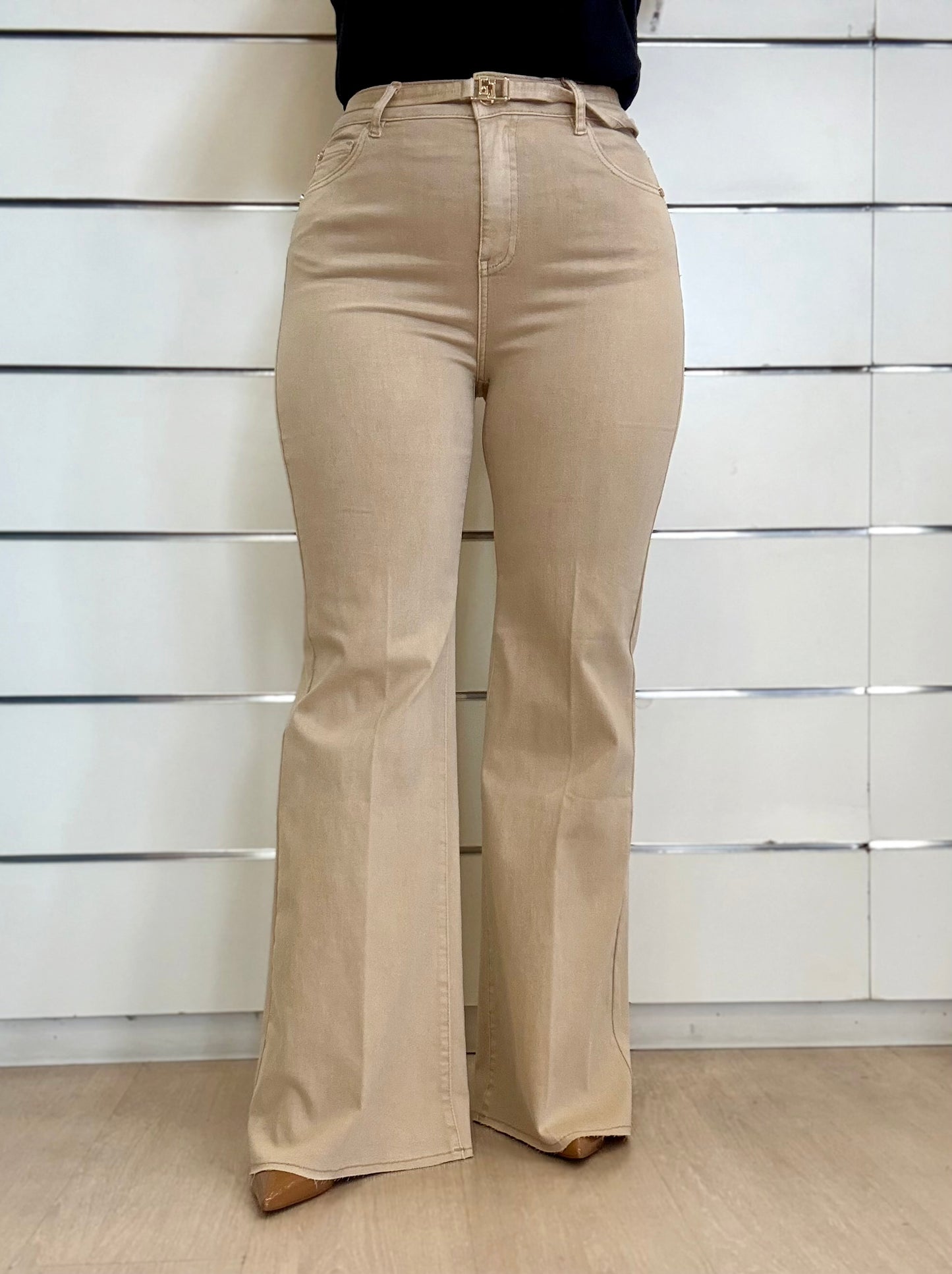 Jeans da donna flare bootcut con cintura in beige, design elegante e taglio alla moda