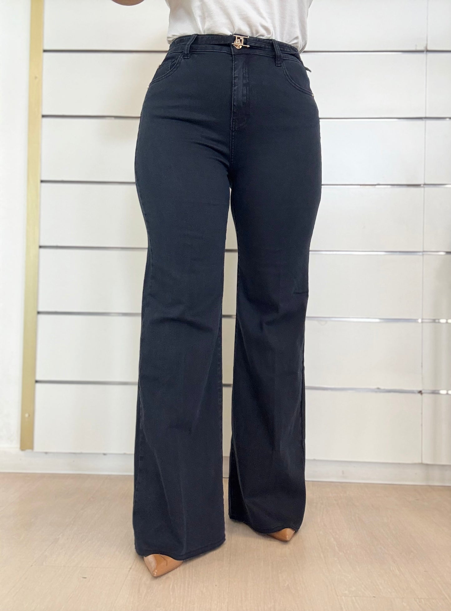 Jeans da donna flare bootcut con cintura in blu scuro per un look elegante e alla moda