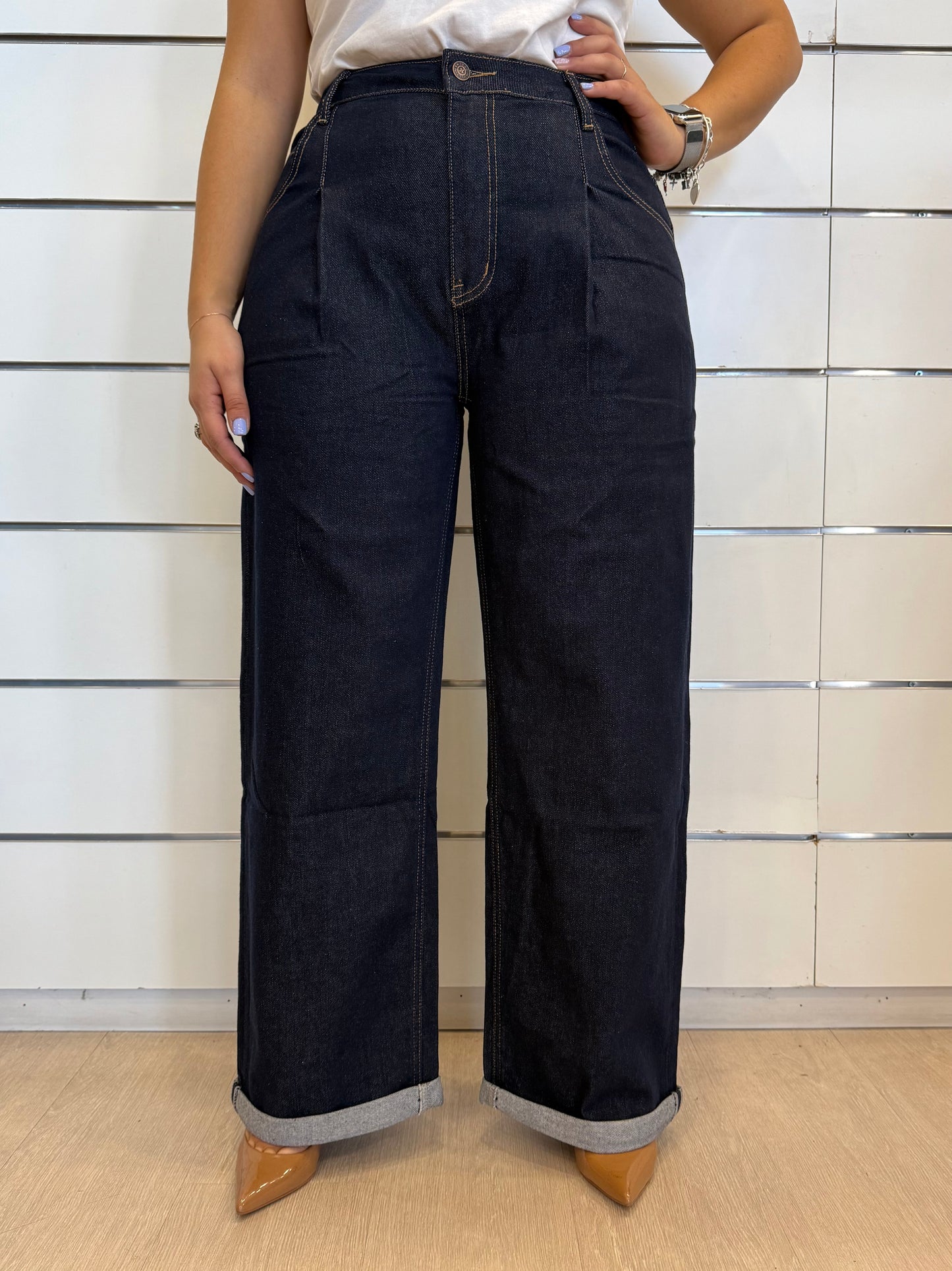 Jeans larghi con risvolto in denim scuro di Molly Bracken, perfetti per ogni occasione casual