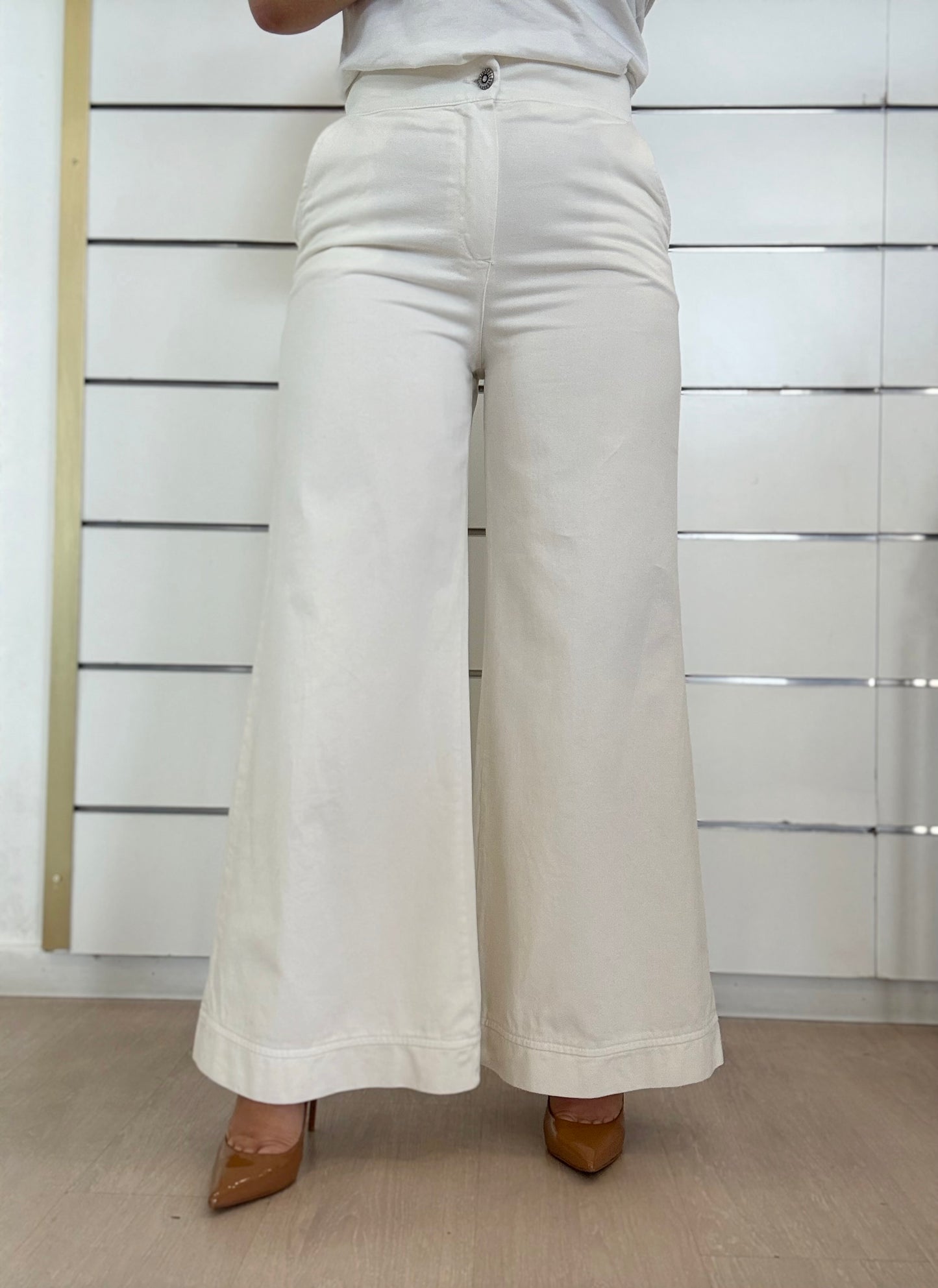Jeans largo con bottone gioiello in bianco di ECO con taglio elegante e design ampio