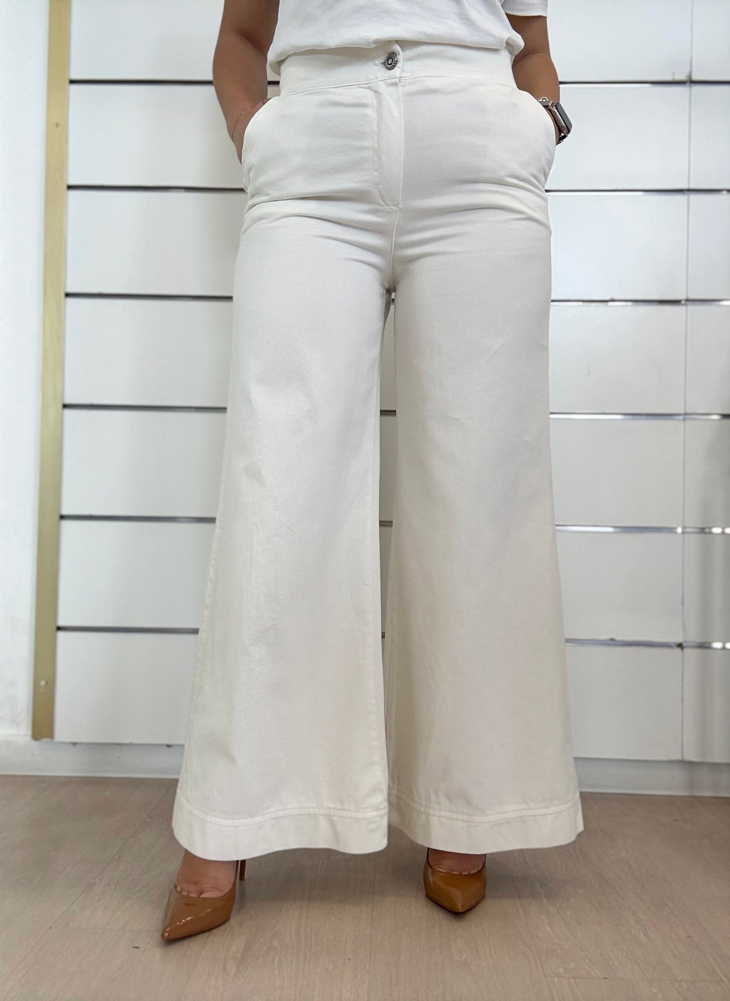 Jeans largo con bottone gioiello bianchi, con tasche e taglio ampio, perfetti per un look casual ed elegante