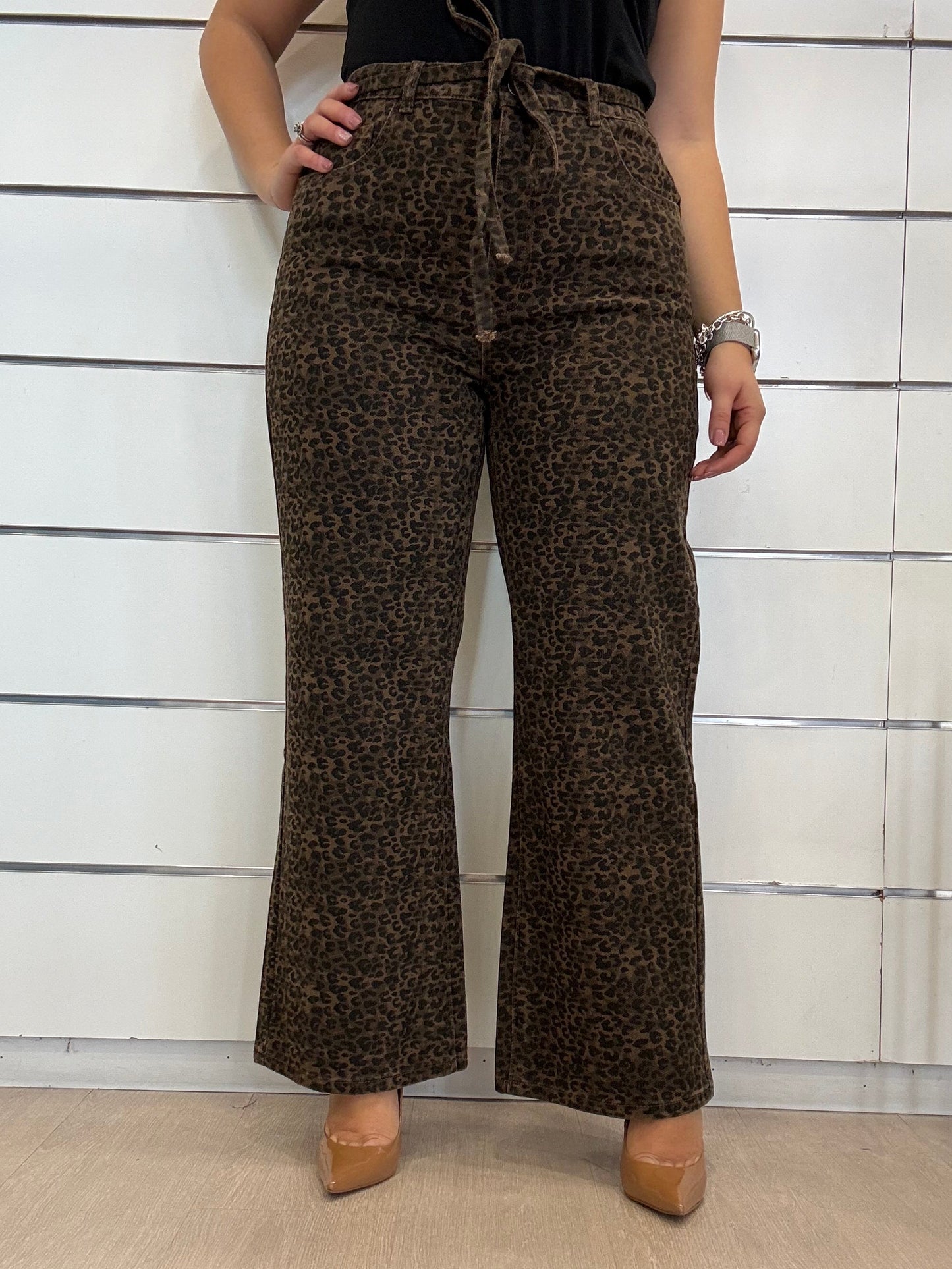 Jeans maculato di Molly Bracken con vita alta e design a gamba larga per uno stile unico