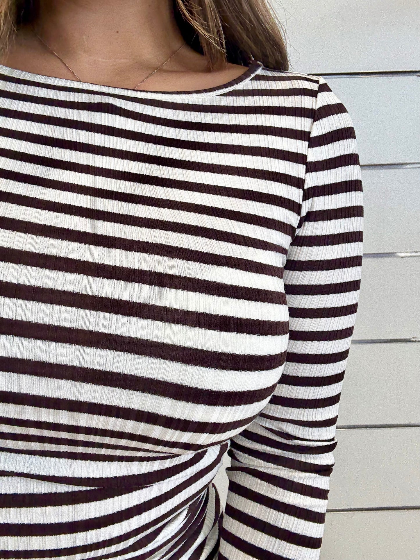 Maglia a righe bianca e cioccolato di ICHI a manica lunga, elegante e comoda per ogni occasione
