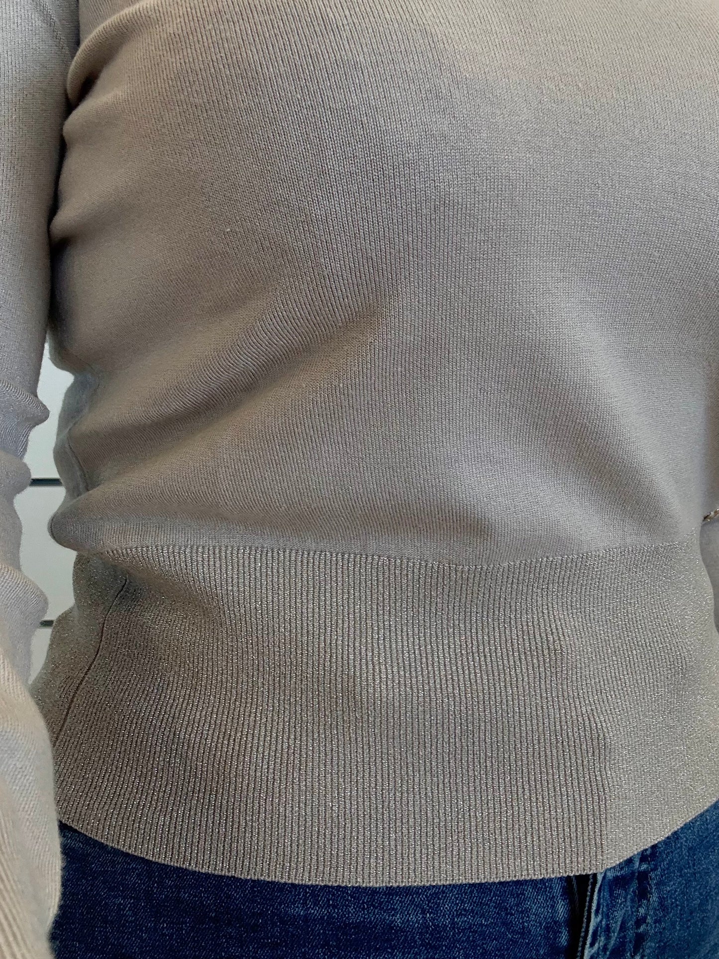 Maglia con scollo a V in grigio chiaro di Gaudì, perfetta per un look elegante e casual