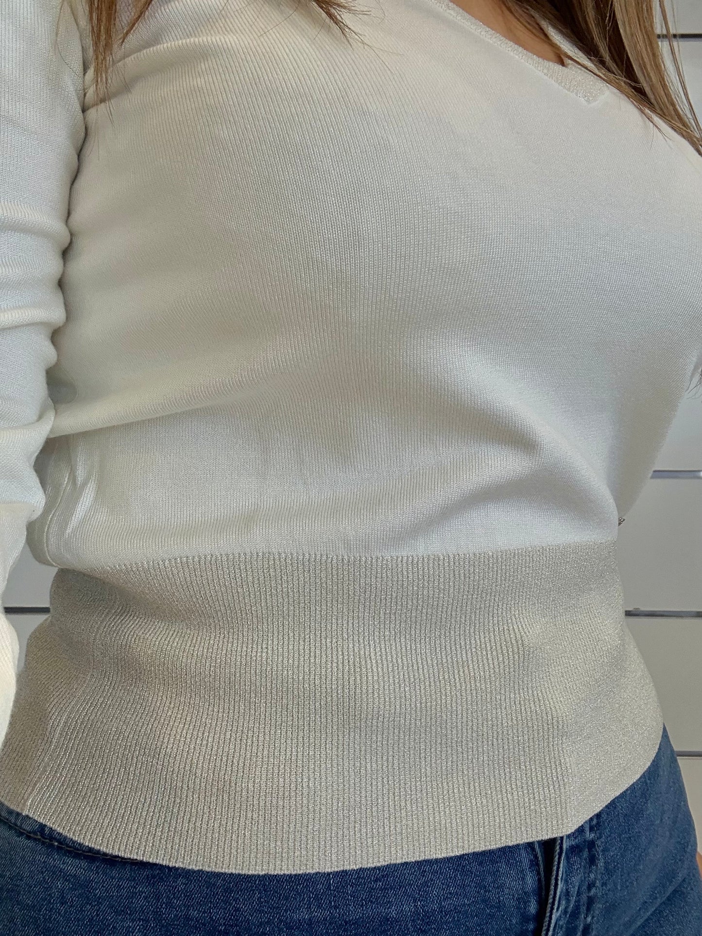 Maglia con scollo a V Gaudí in bianco, aderente e comoda, ideale per ogni occasione