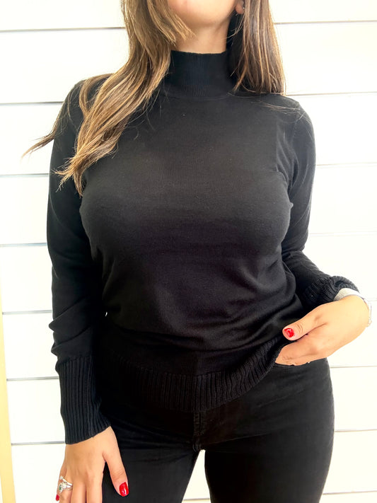 Maglia nera in viscosa con dettagli ricamati indossata da una modella in look casual