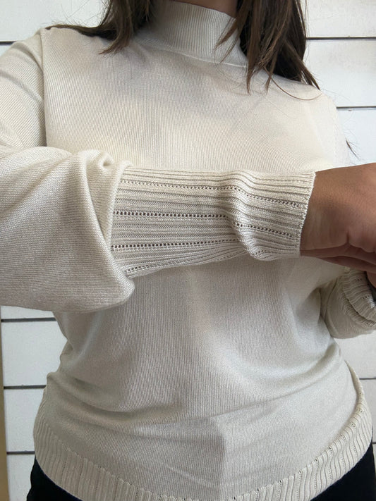 Maglia panna in viscosa con dettagli ricamati, ideale per un look elegante e sofisticato