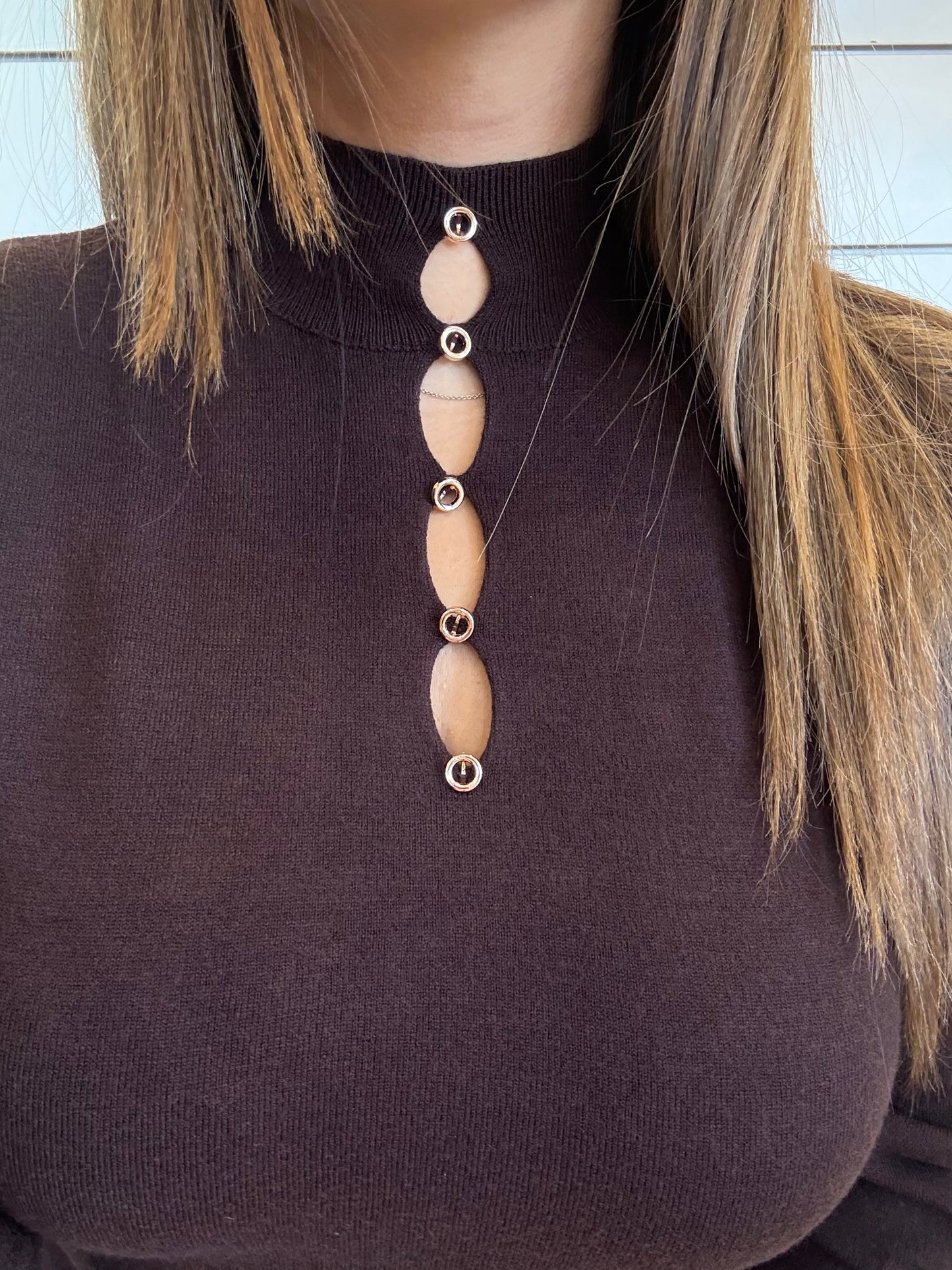 Maglioncino cioccolato con bottoncini dorati di Molly Bracken, elegante e comodo per ogni occasione