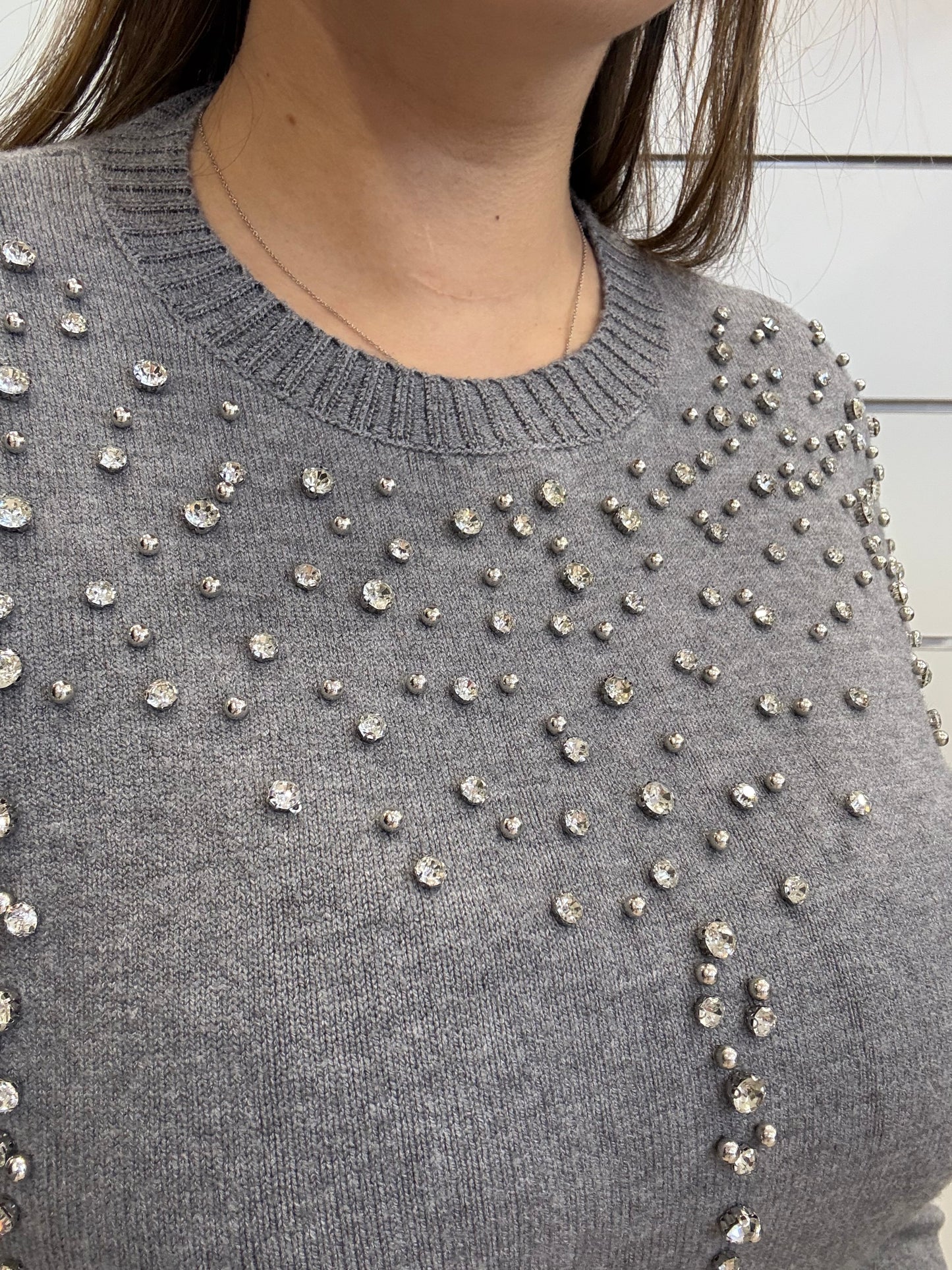 Maglioncino grigio ECO con decorazioni in Swarovski per un look elegante e distintivo