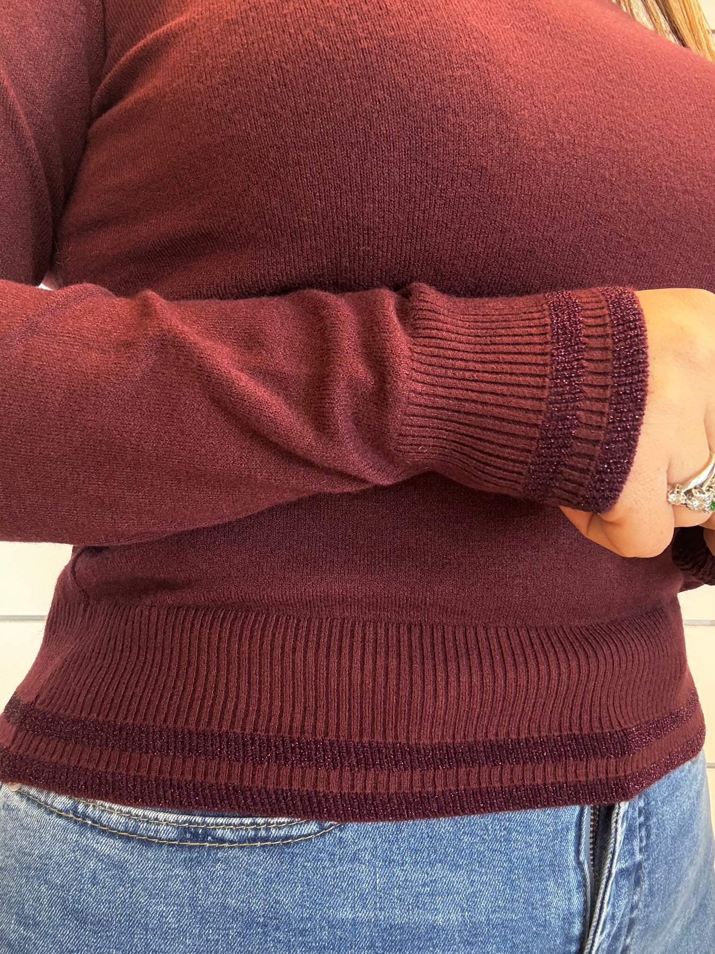 Maglioncino girocollo vinaccia ECO in morbido tessuto, ideale per un look casual e confortevole