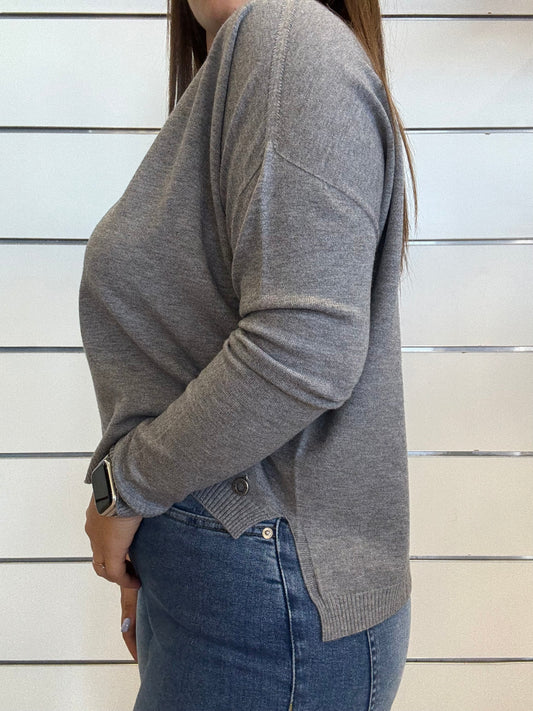 Maglioncino grigio con scollo a 'V' in cotone, comfort e stile casual per ogni occasione