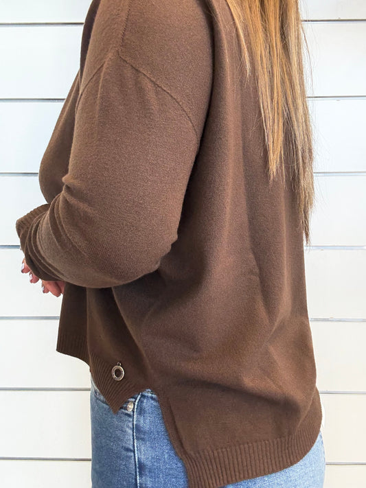 Maglioncino marrone con scollo a V, elegante e comodo, perfetto per ogni stagione