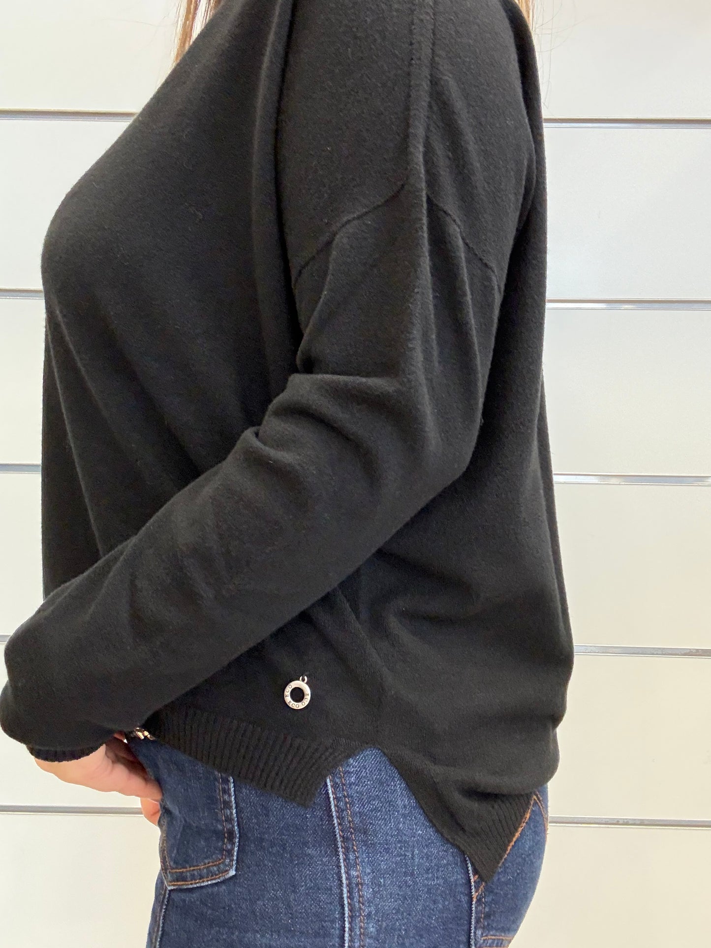 Maglioncino nero scollo a V donna con dettaglio in metallo laterale per un look elegante