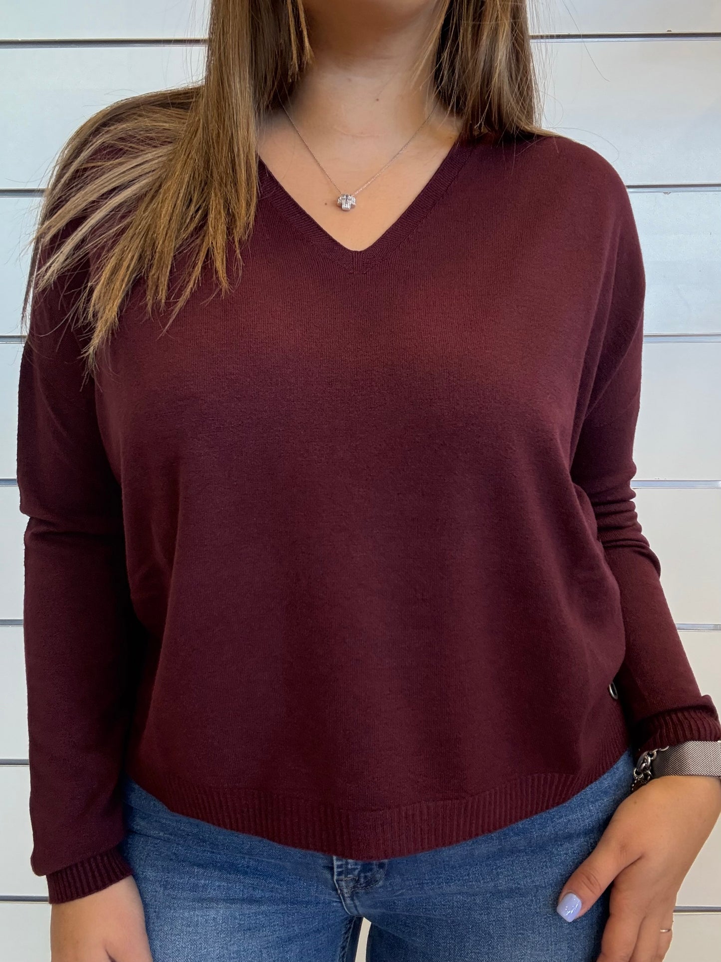 Maglioncino vinaccia con scollo a 'V' elegante e comodo, ideale per outfit casual