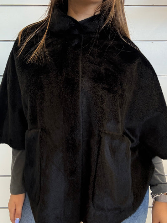 Mantella in ecopelliccia nera di RINO E PELLE con morbida texture e tasche frontali