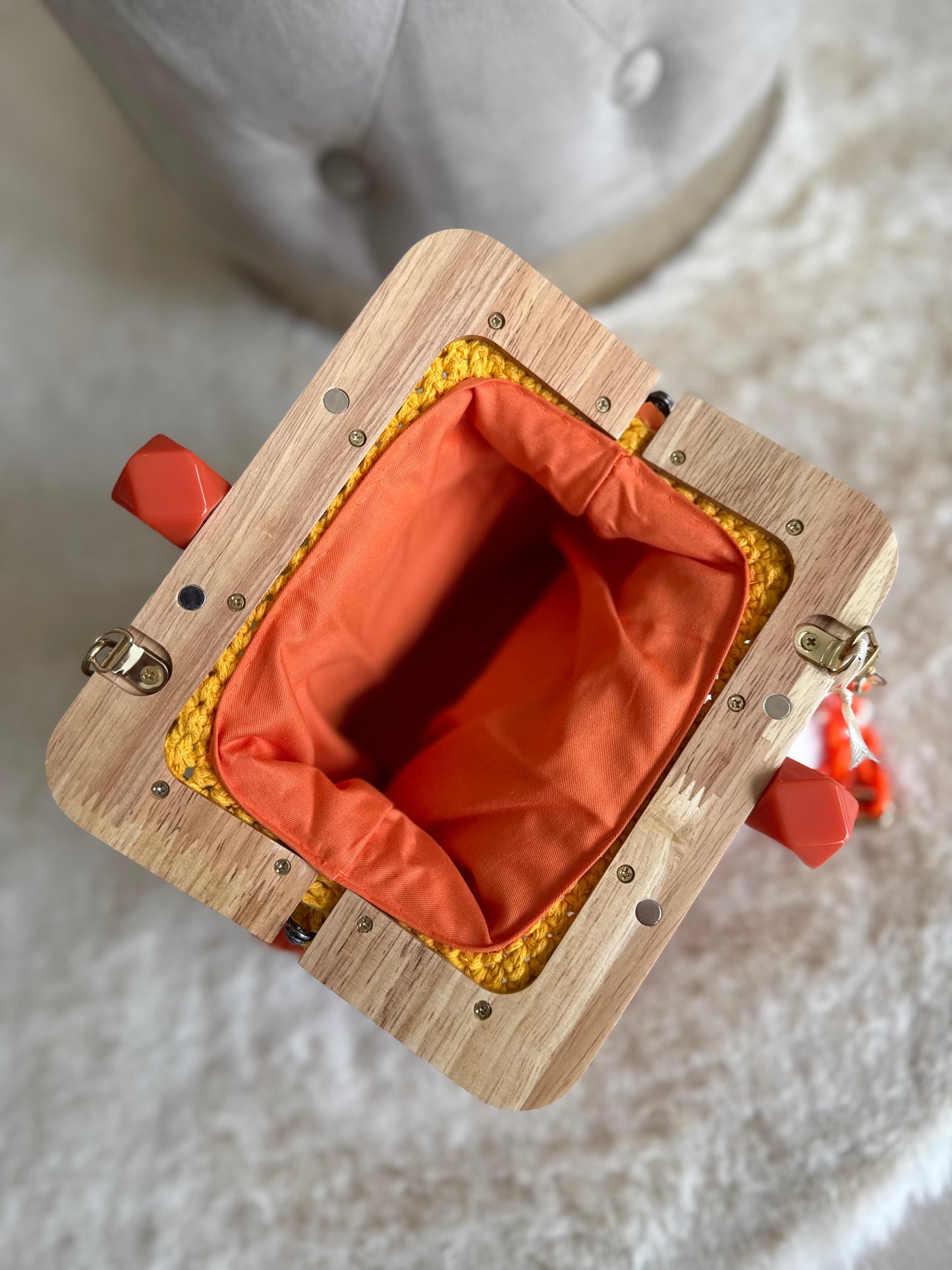 Borsa a mano Mamì Modello Coccodrillo con interno arancione e dettagli in legno