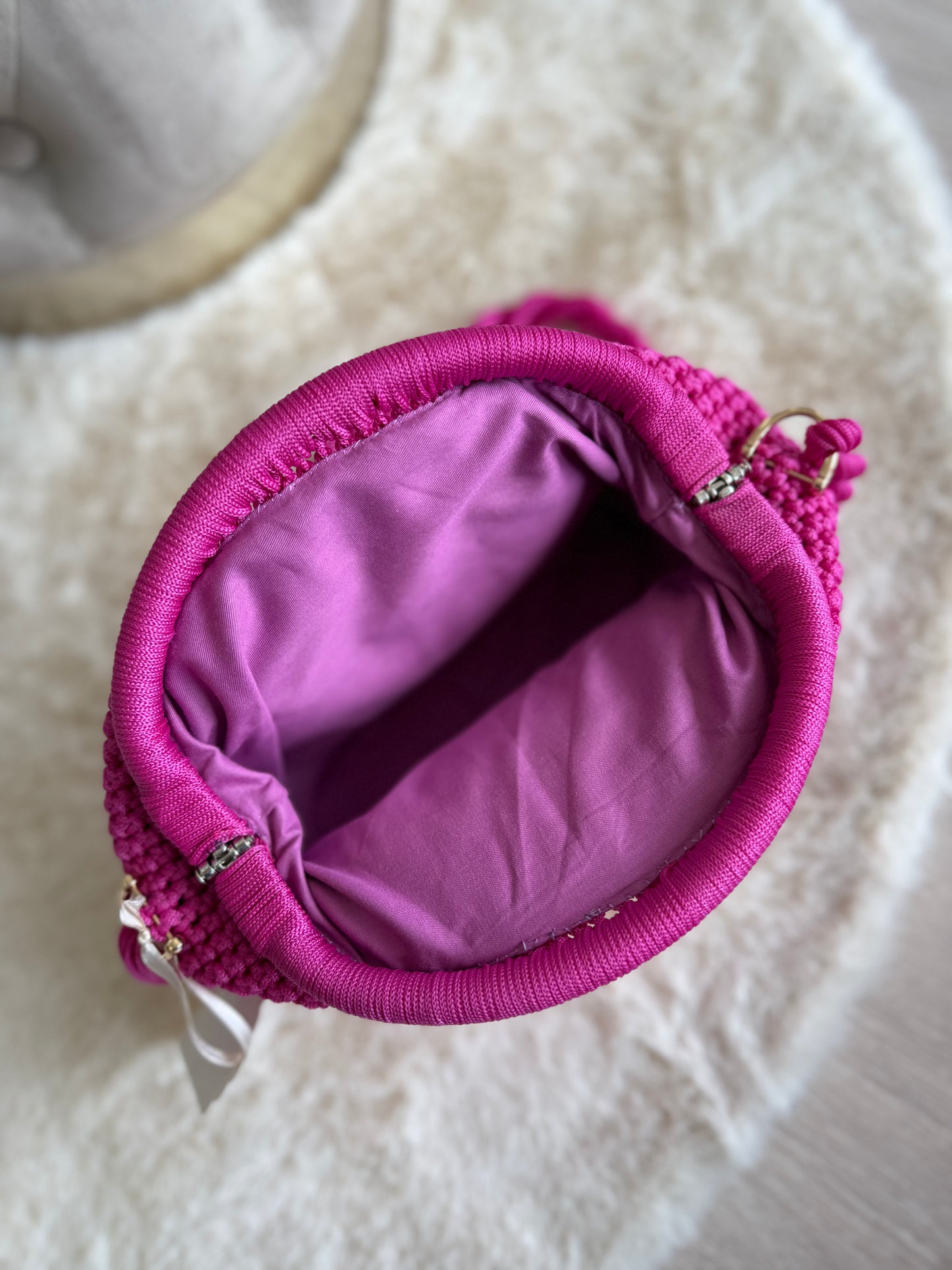 Interno della borsa a mano Modello Fit fucsia di Mamì con fodera viola e design elegante