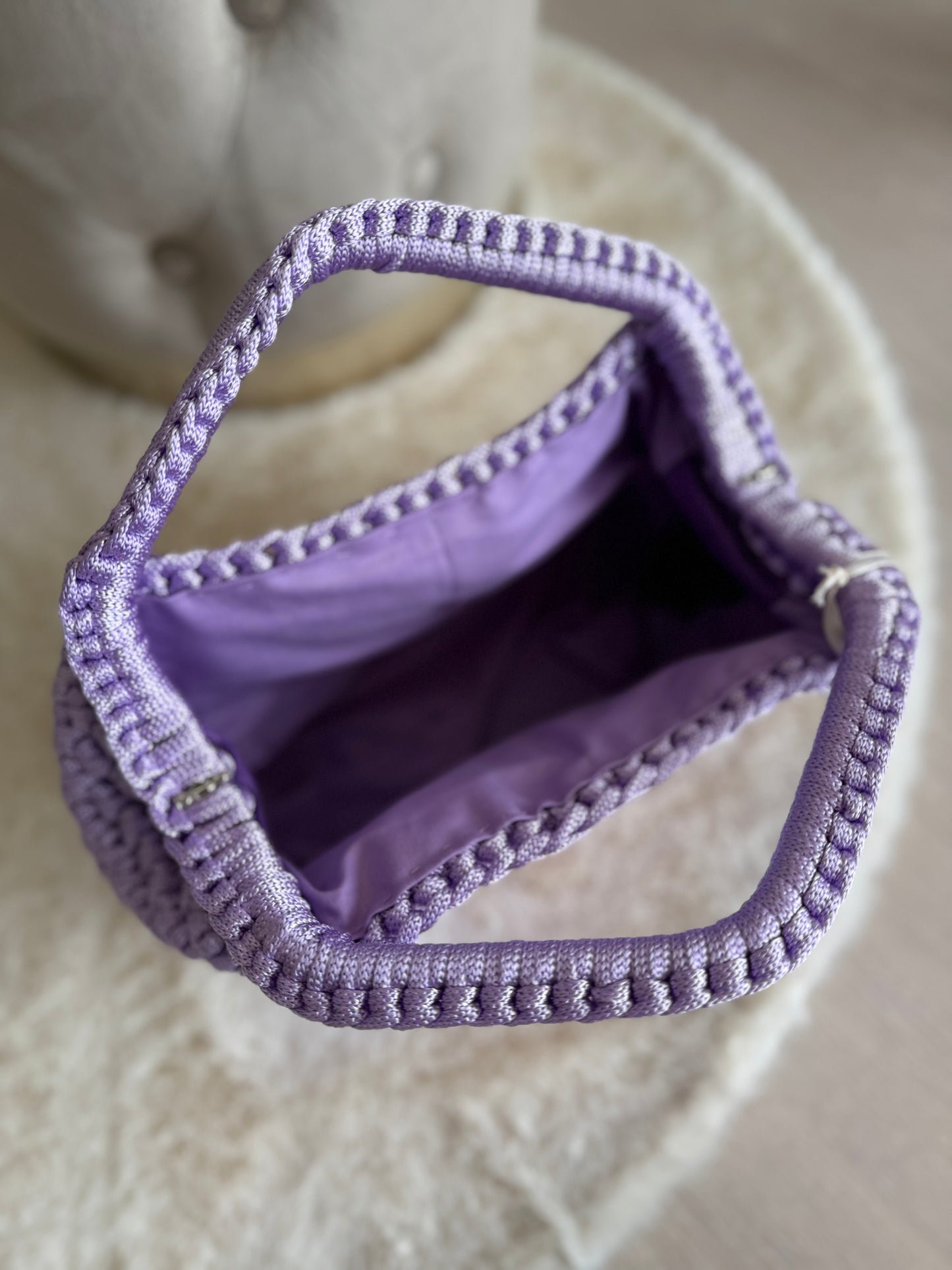 Borsa a mano Mamì Modello Luisa lilla con design elegante e interno spazioso in tessuto viola