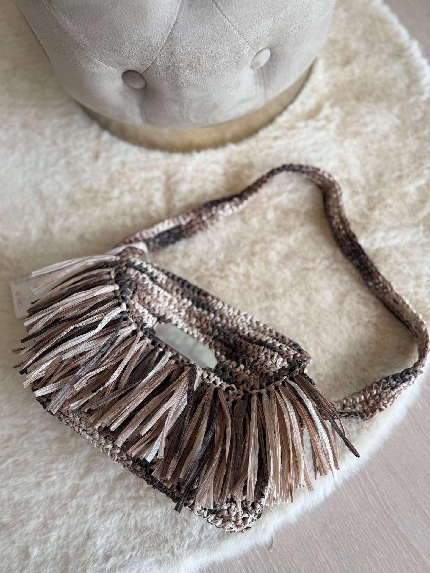 Borsa a mano Mamì modello Rafiuccia con frange in tonalità neutre per stile elegante