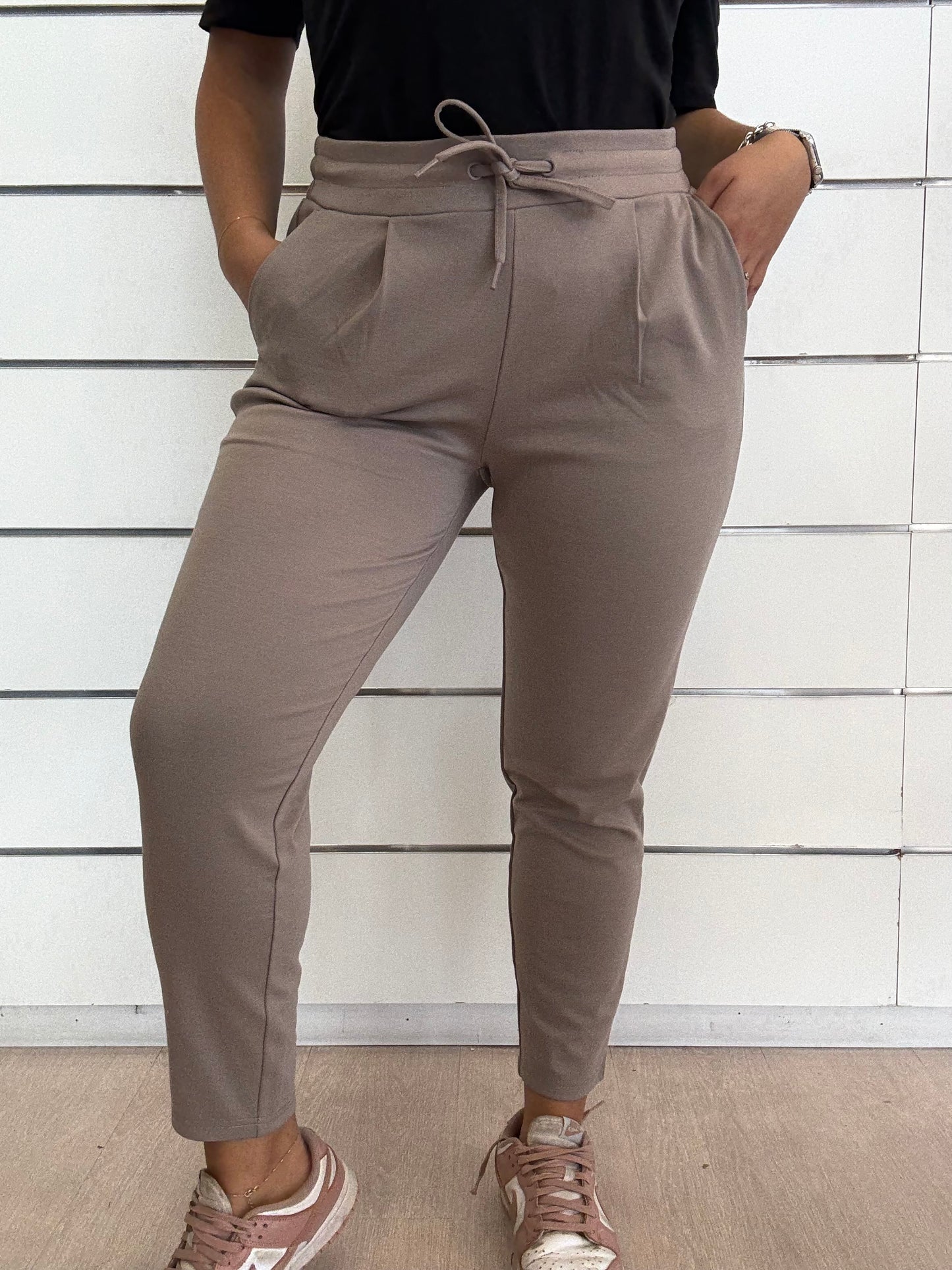 Pantalaccio alla caviglia beige ICHI con coulisse e tasche frontali, perfetto per un look casual e confortevole.