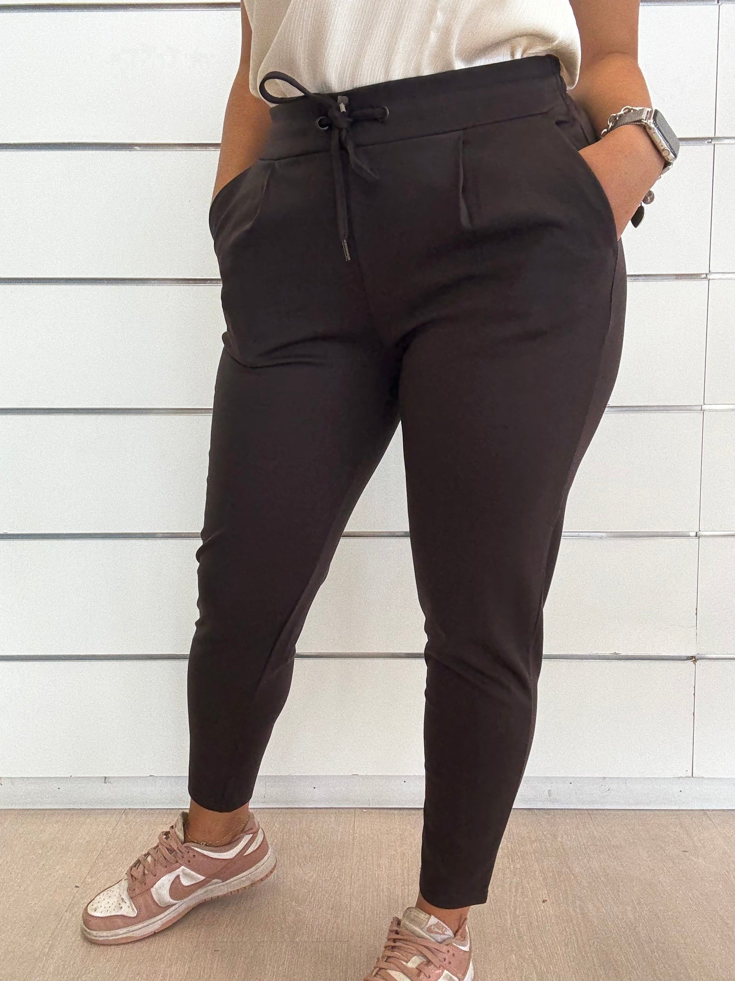 Pantalaccio alla caviglia ICHI in nero con coulisse e tasche laterali per un look elegante e comodo