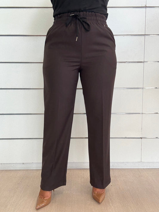 Pantalaccio cioccolato ECO con vita elastica e tasche laterali per un look elegante e comodo