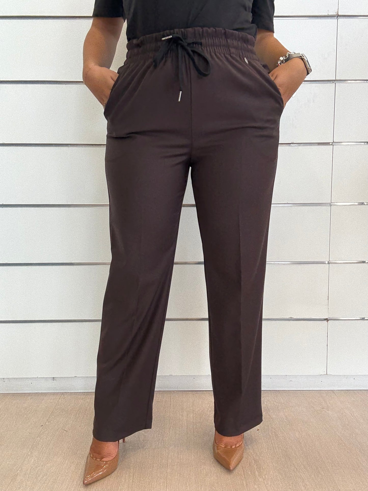 Pantalaccio cioccolato con tasche laterali e vita elasticizzata per un look casual ed elegante