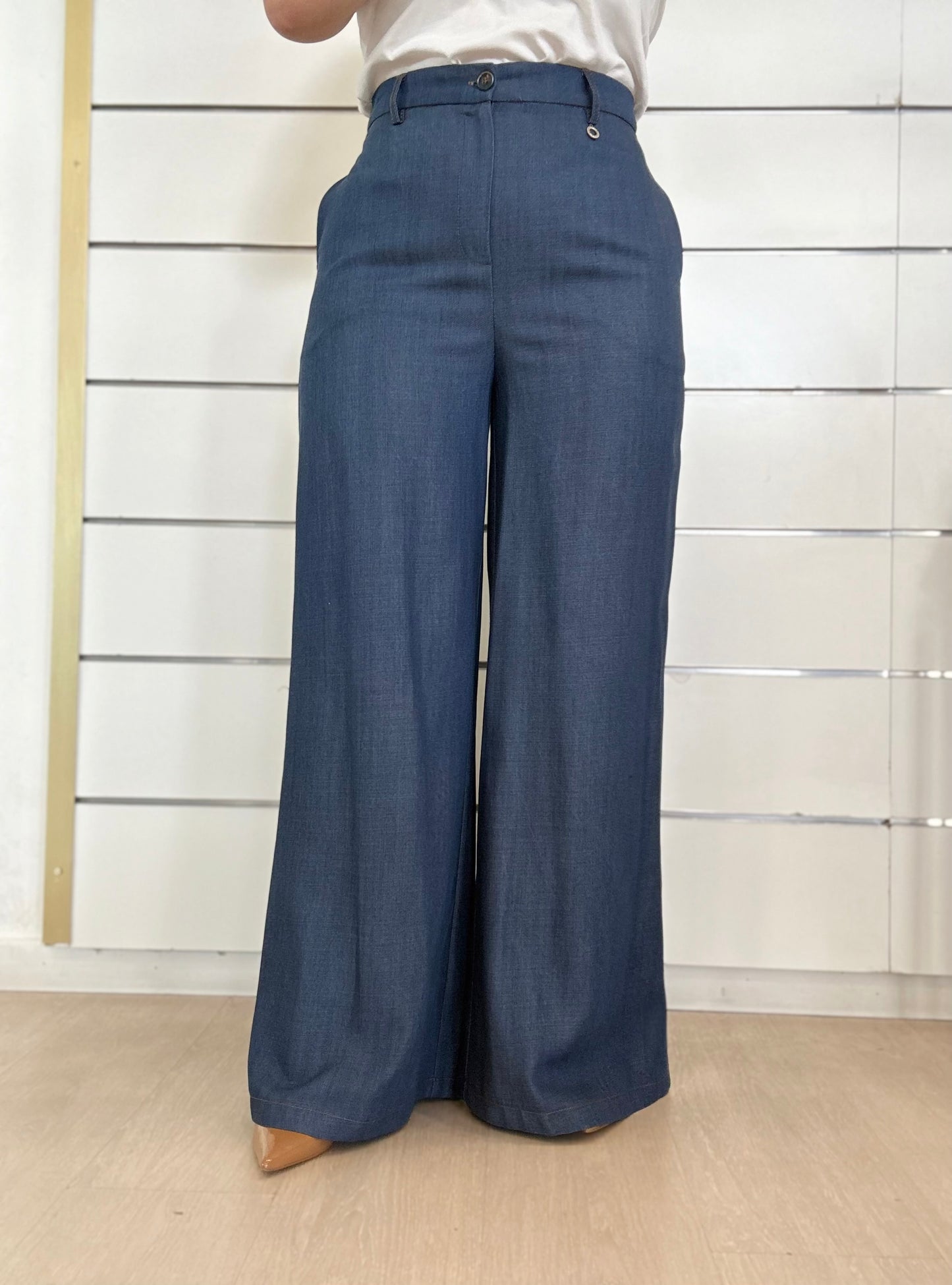 Pantalone a palazzo in denim di ECO, elegante e comodo, perfetto per un look alla moda.