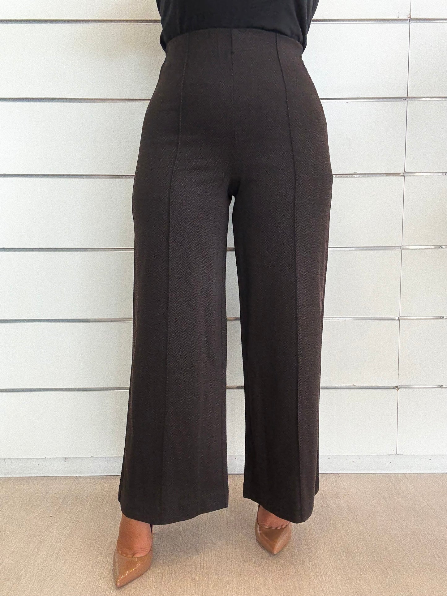 Pantalone a vita alta spinato cioccolato con gamba ampia e taglio elegante per un look sofisticato