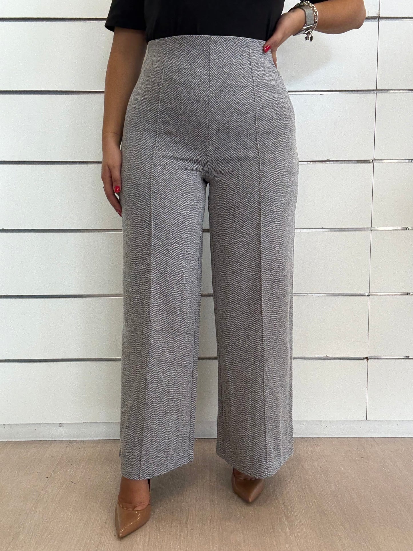 Pantalone a vita alta spinato grigio di ICHI, con taglio ampio e comodo per un look elegante.