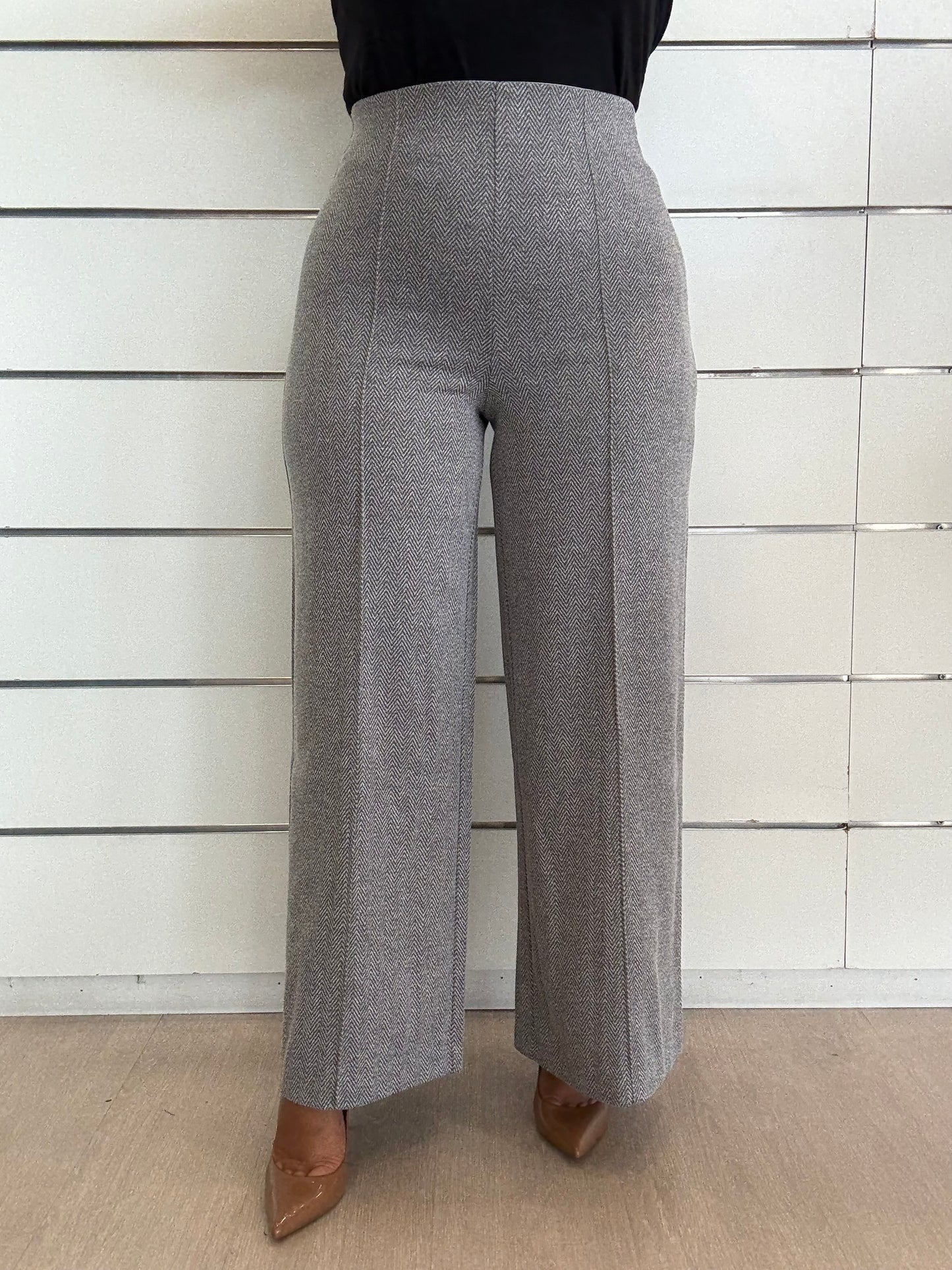 Pantalone a vita alta spinato grigio con un design elegante e taglio ampio per un look sofisticato