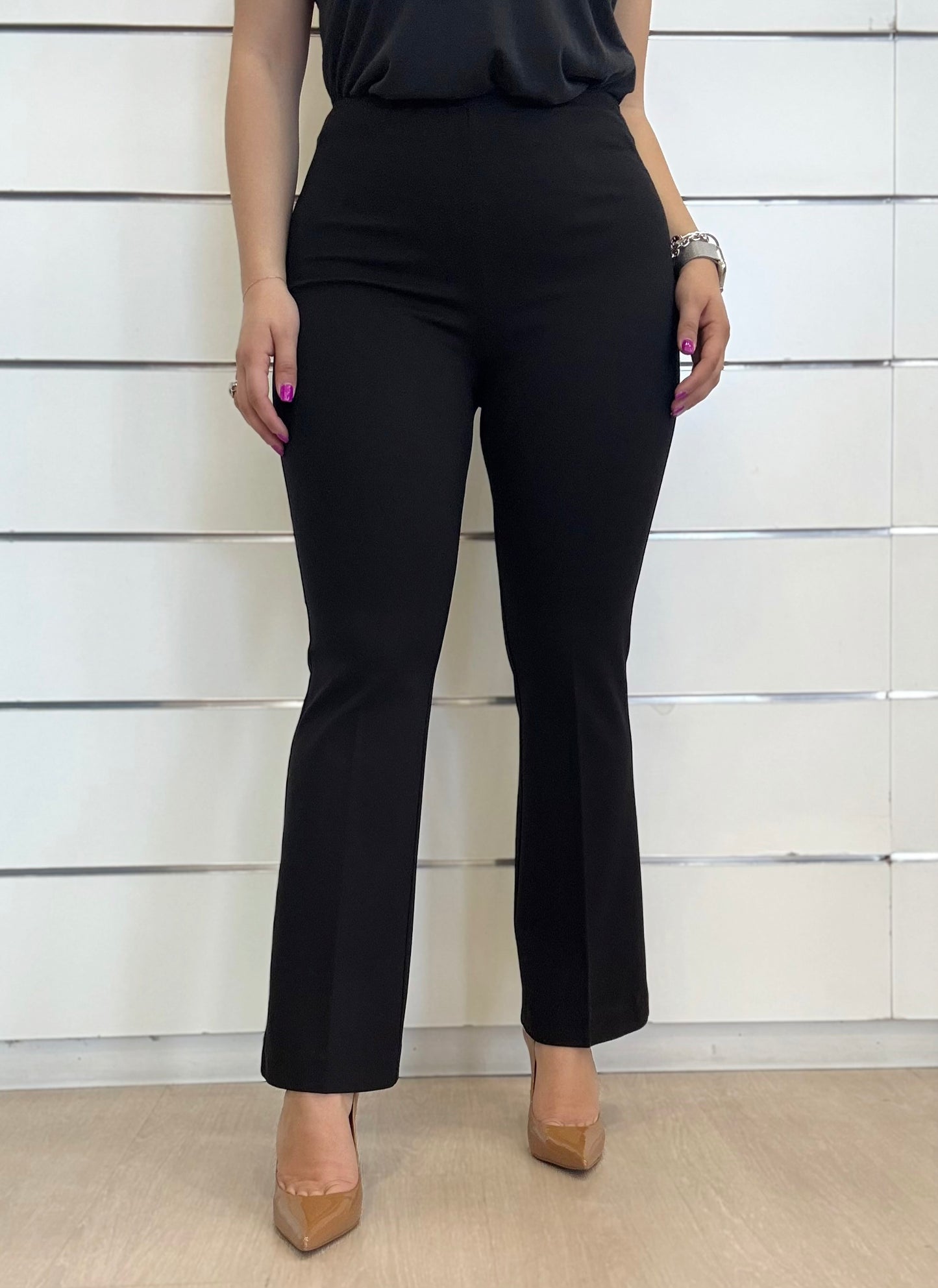 Pantalone cropped nero elasticizzato di Gaudì, ideale per un look elegante e comodo.