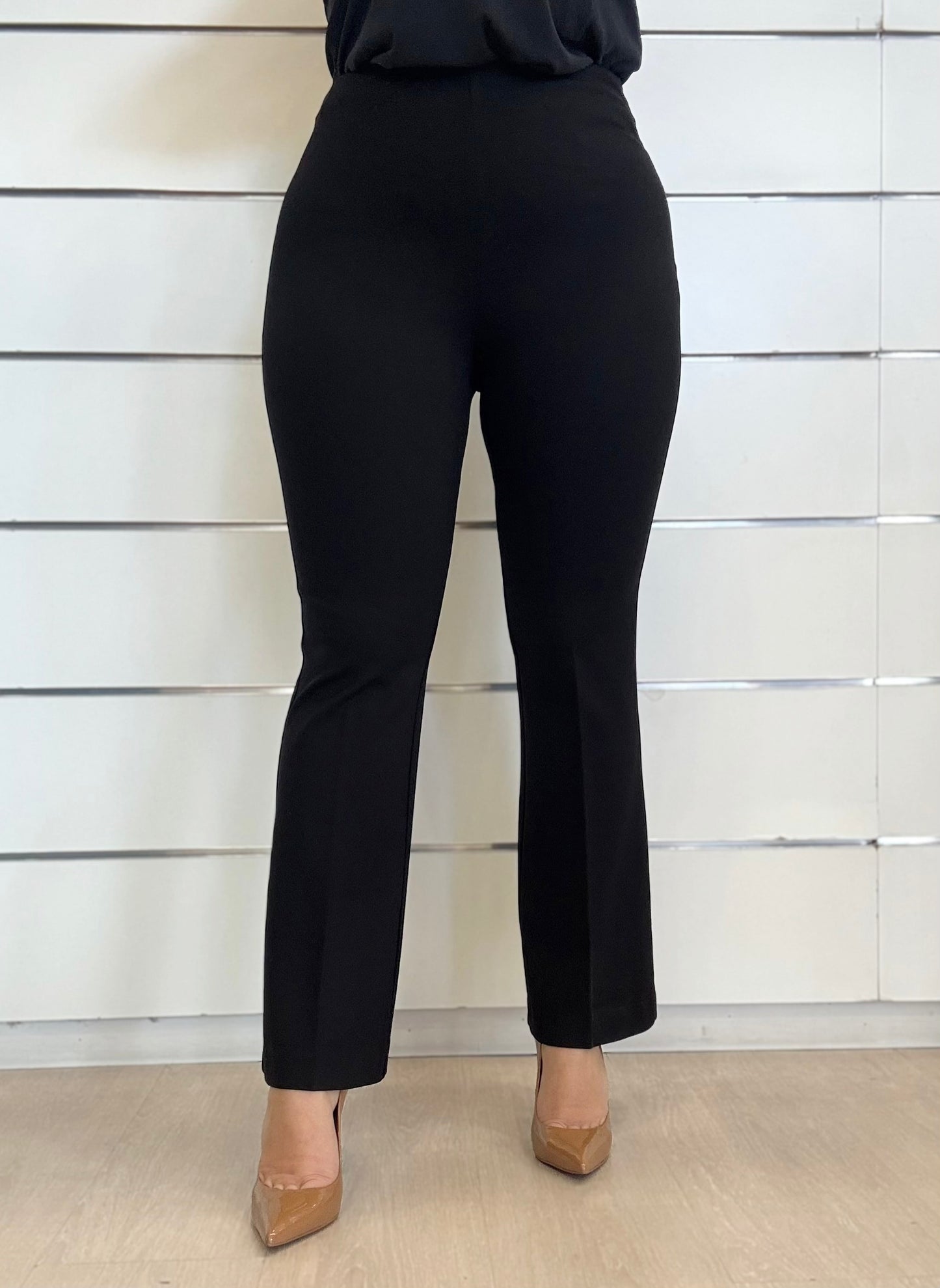 Pantalone cropped nero elastico di Gaudì con vestibilità comoda e stile moderno.