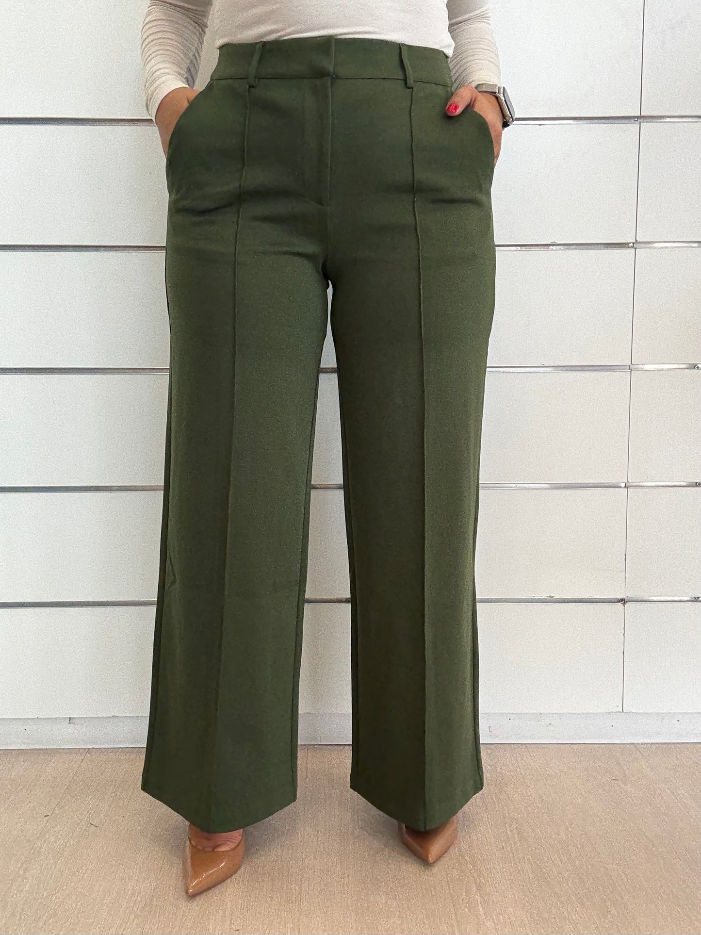 Pantalone elasticizzato verdone con riga, taglio ampio e tasche laterali per un look elegante