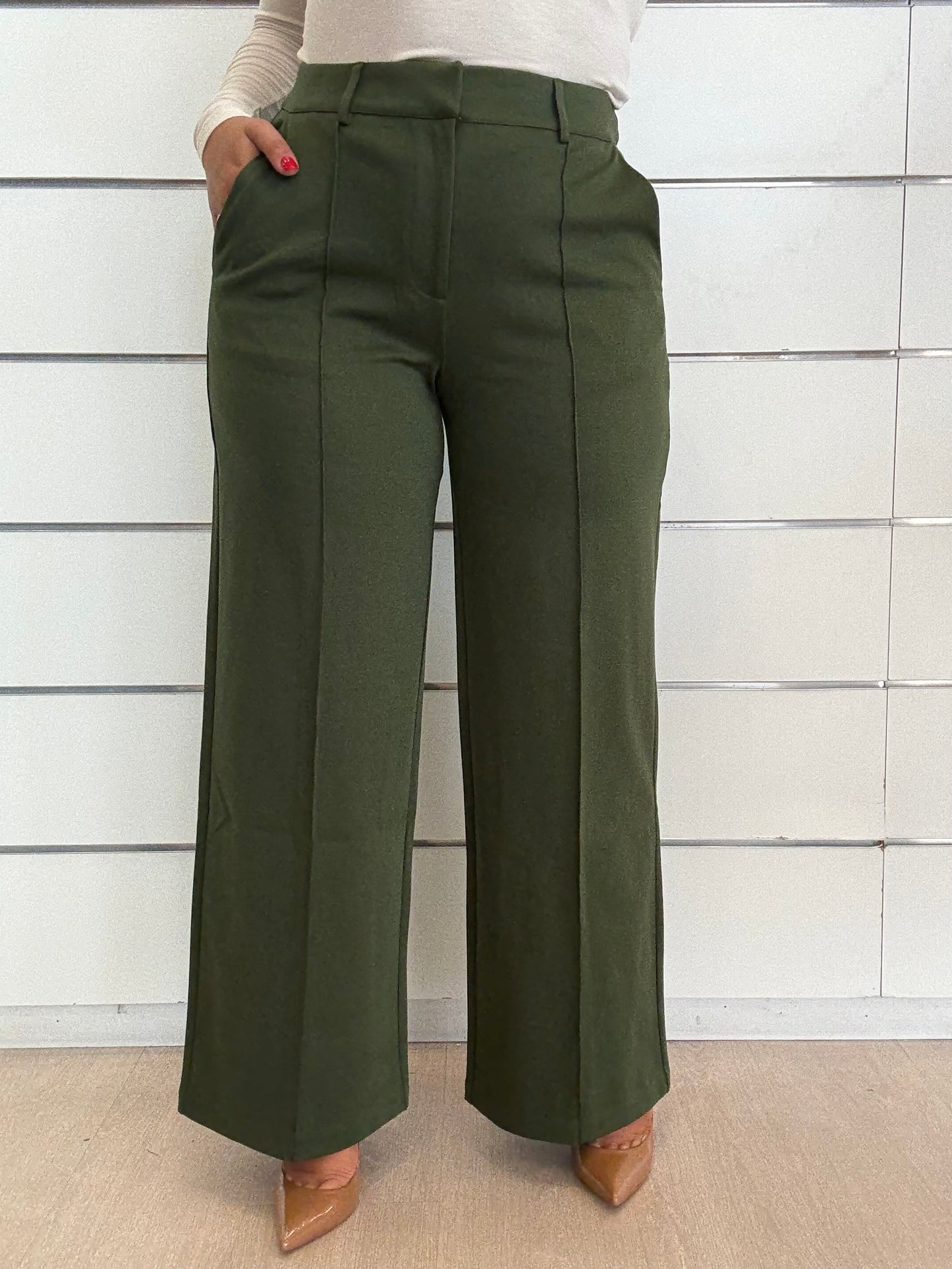 Pantalone elasticizzato verdone ICHI con riga, ideale per look eleganti e casual