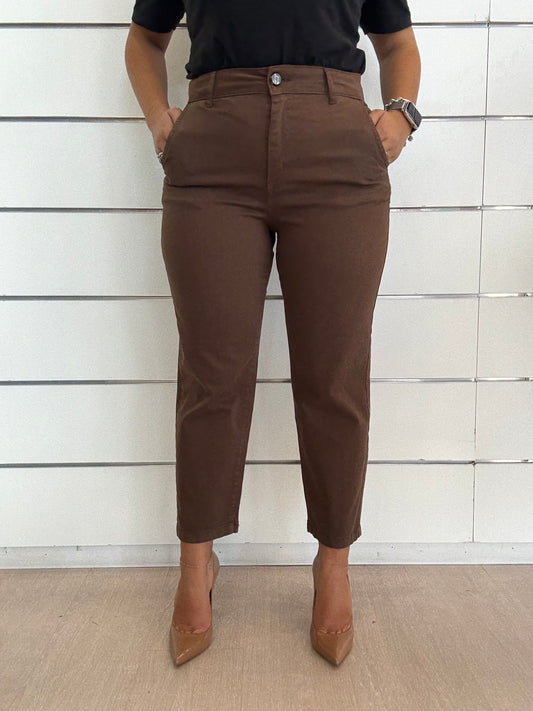 Pantalone marrone con bottone gioiello, taglio alla caviglia con tasche laterali per un look elegante
