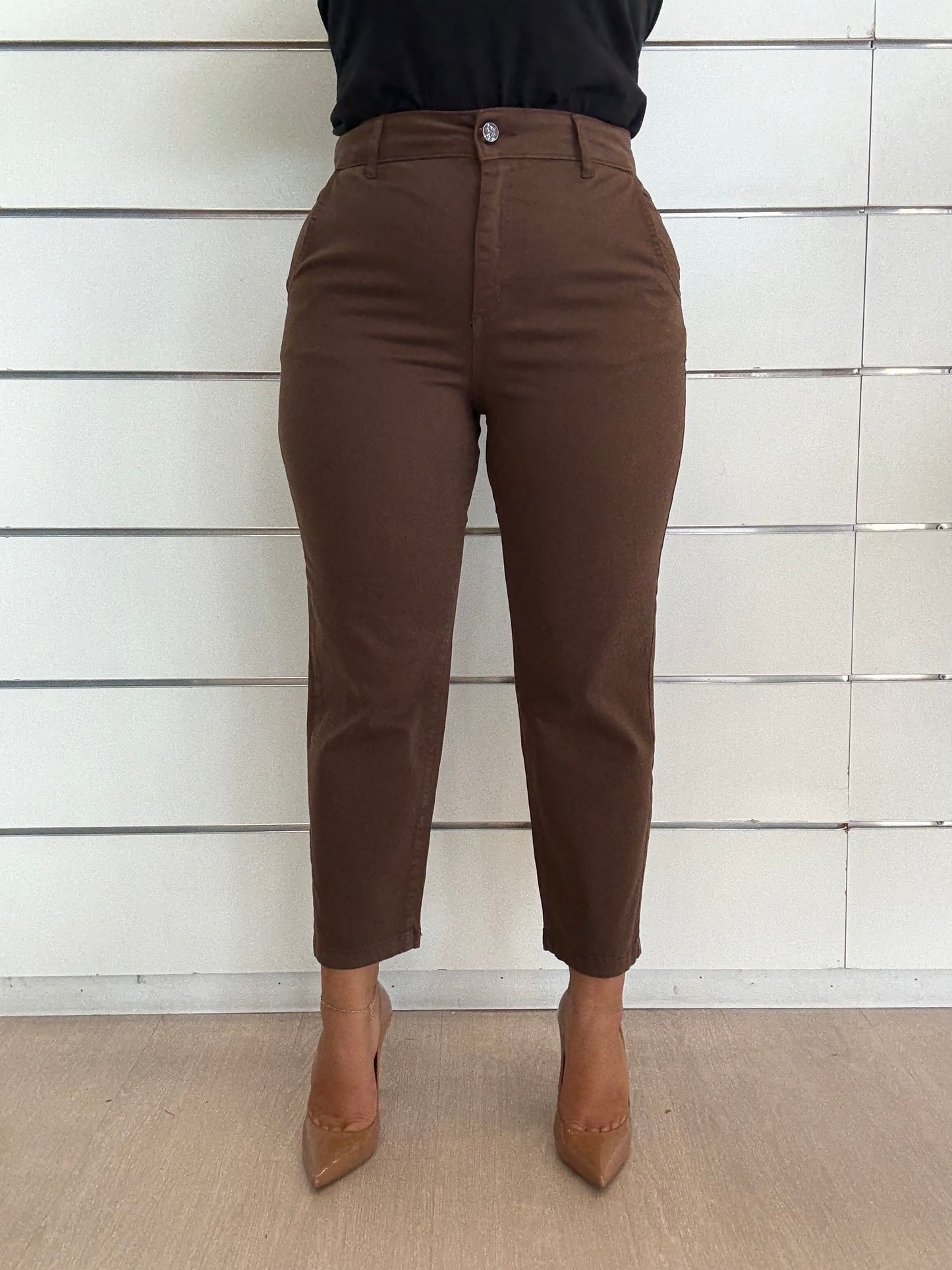 Pantalone marrone con bottone gioiello, alla caviglia, elegante e versatile, ideale per diverse occasioni